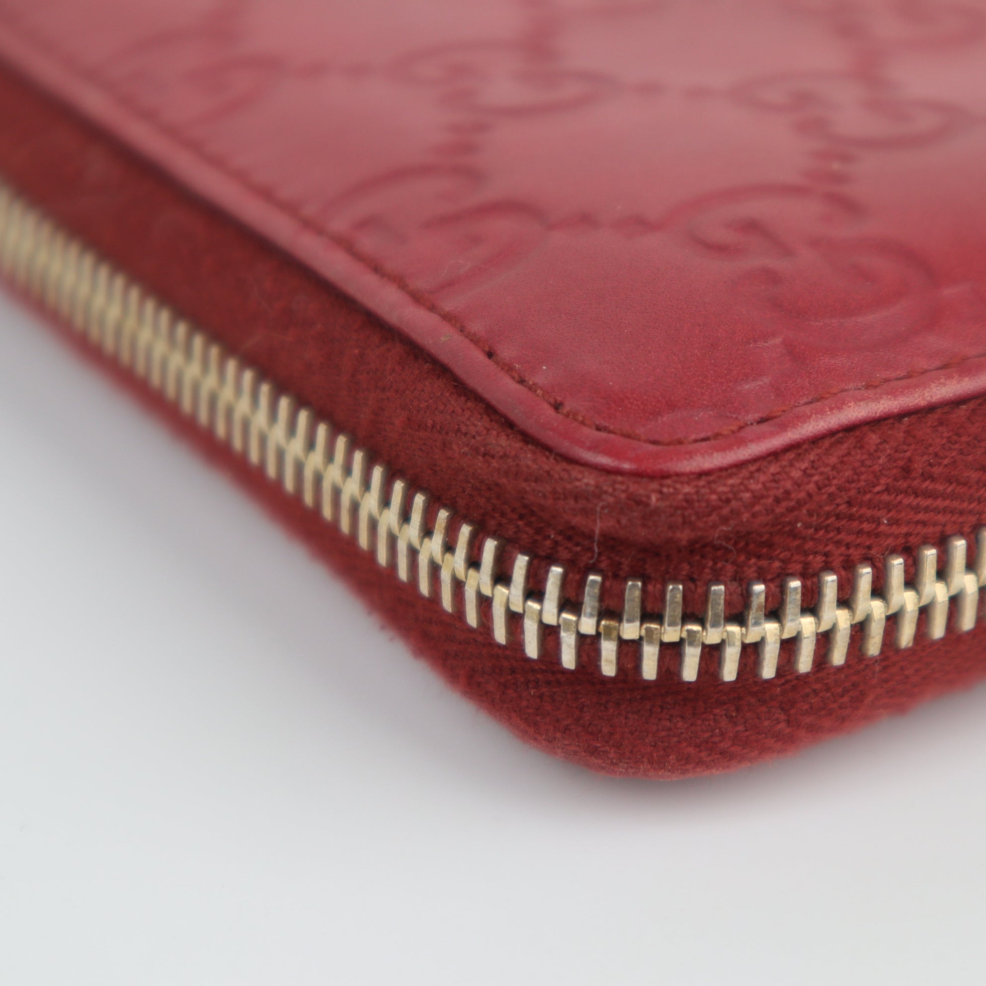 C2144 Gucci Wallet Imprime Monogram GG Pierce Zip Around Wallet Red | Pre-Owned Very Good Red Monogram