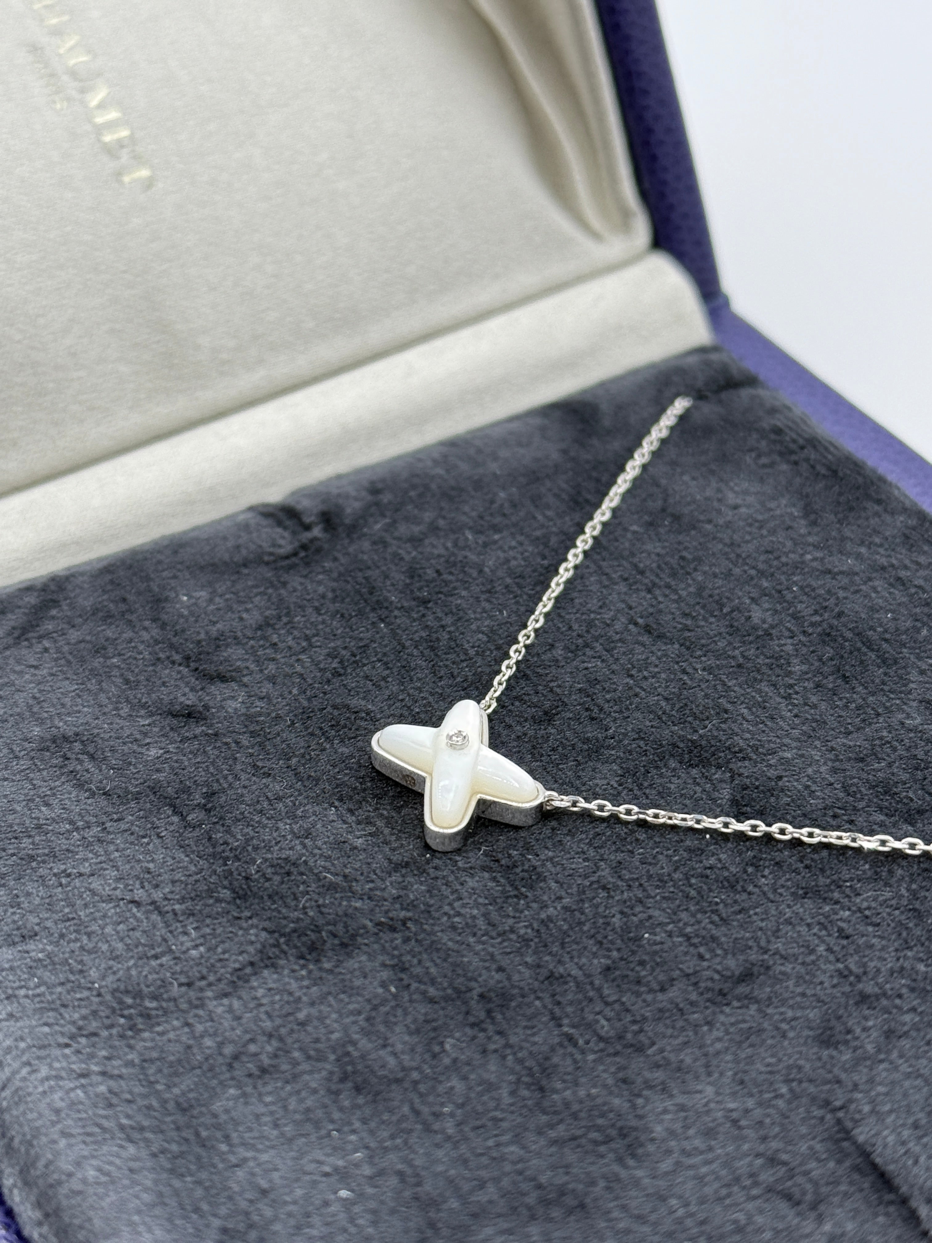 CHAUMET Necklace Jeux de Liens pendant- White gold, mother-of-pearl, diamond