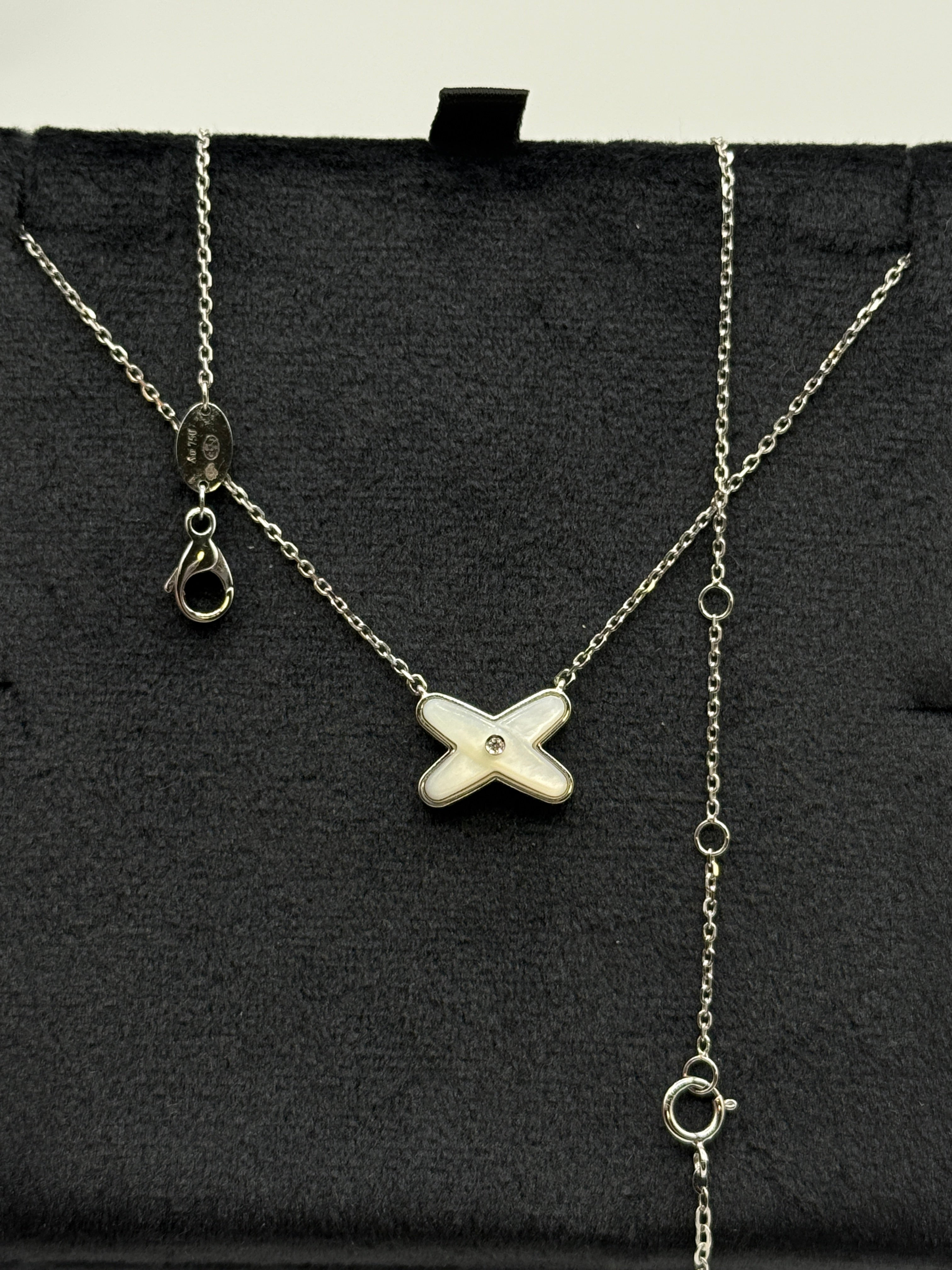 CHAUMET Necklace Jeux de Liens pendant- White gold, mother-of-pearl, diamond