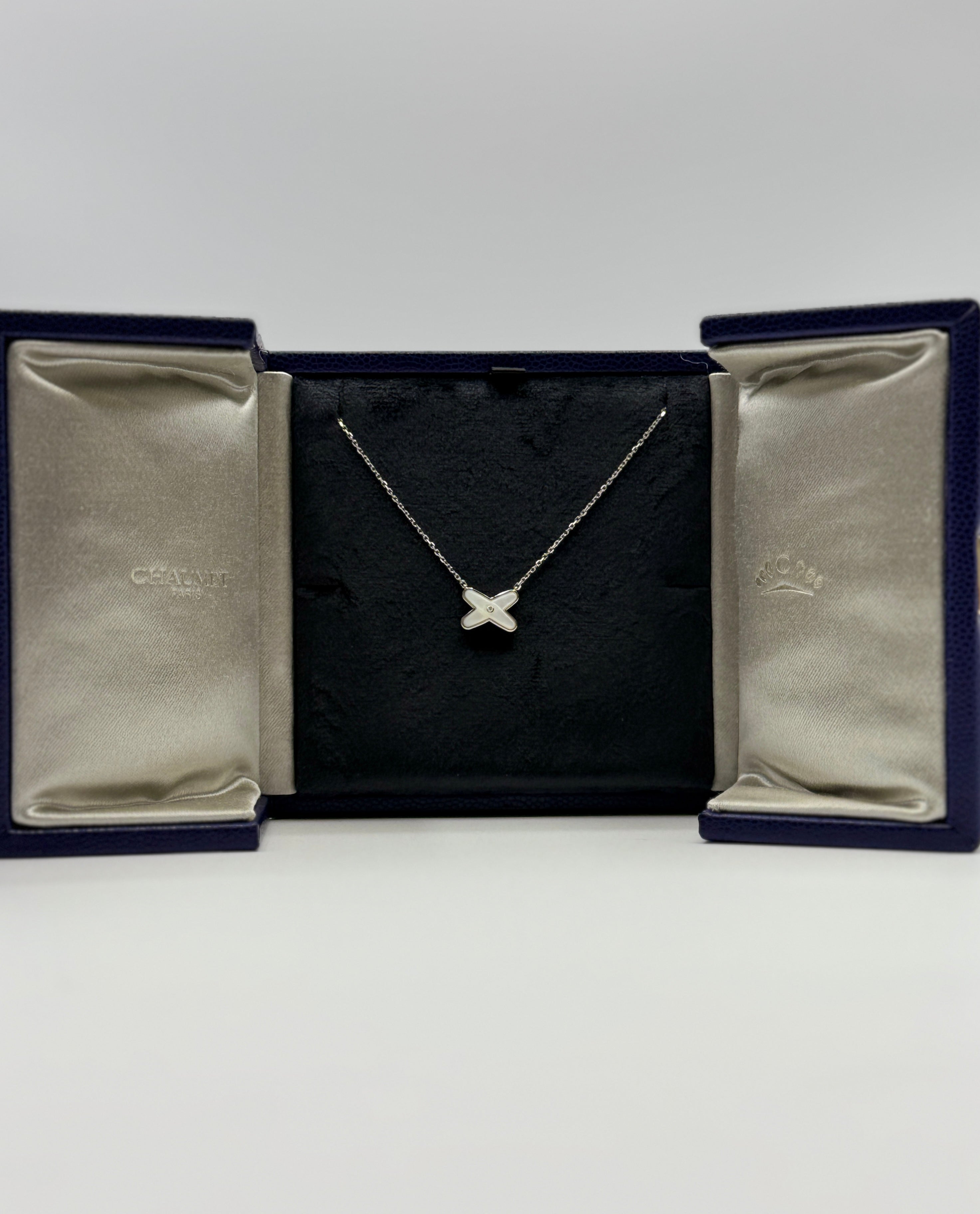 CHAUMET Necklace Jeux de Liens pendant- White gold, mother-of-pearl, diamond