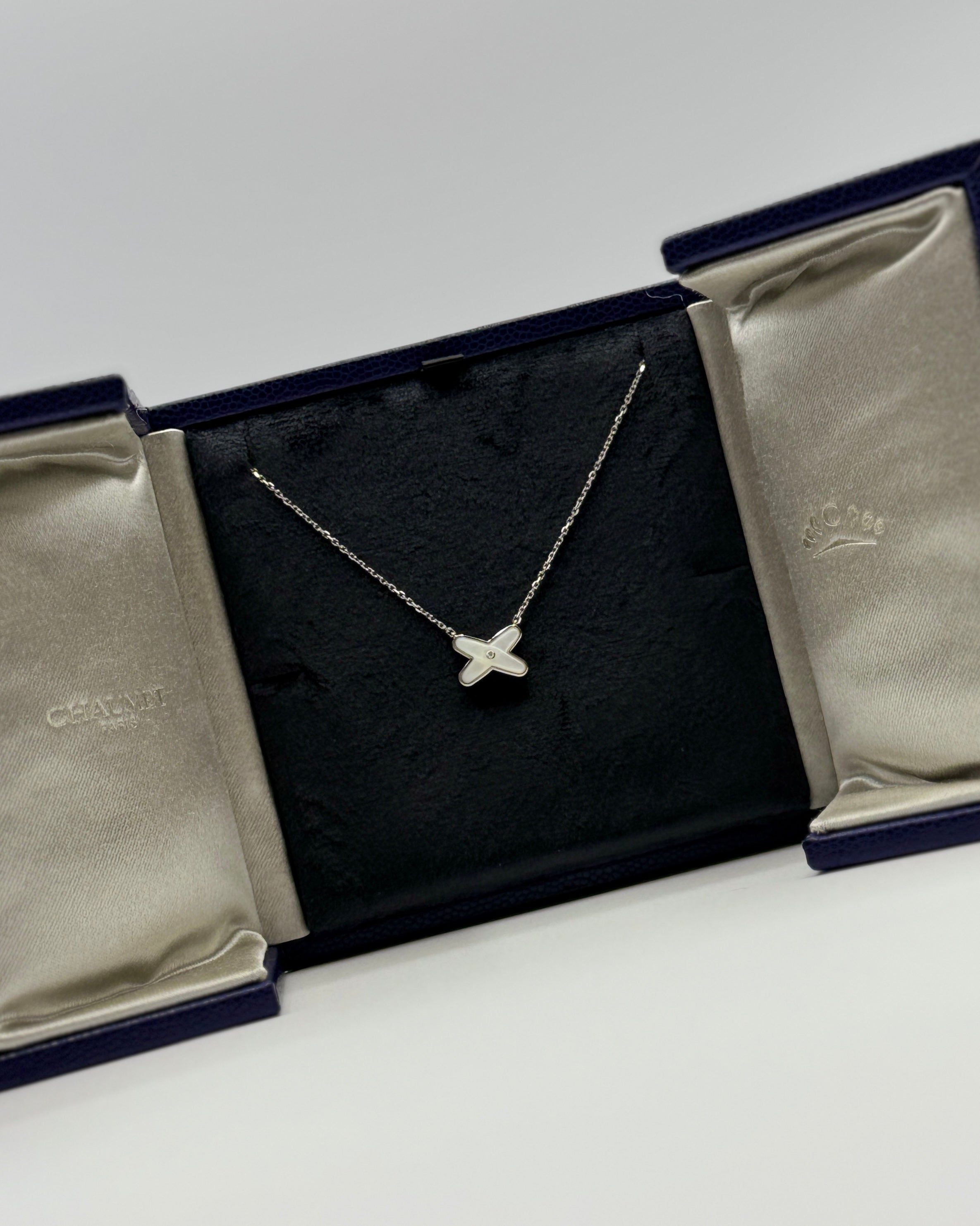 CHAUMET Necklace Jeux de Liens pendant- White gold, mother-of-pearl, diamond