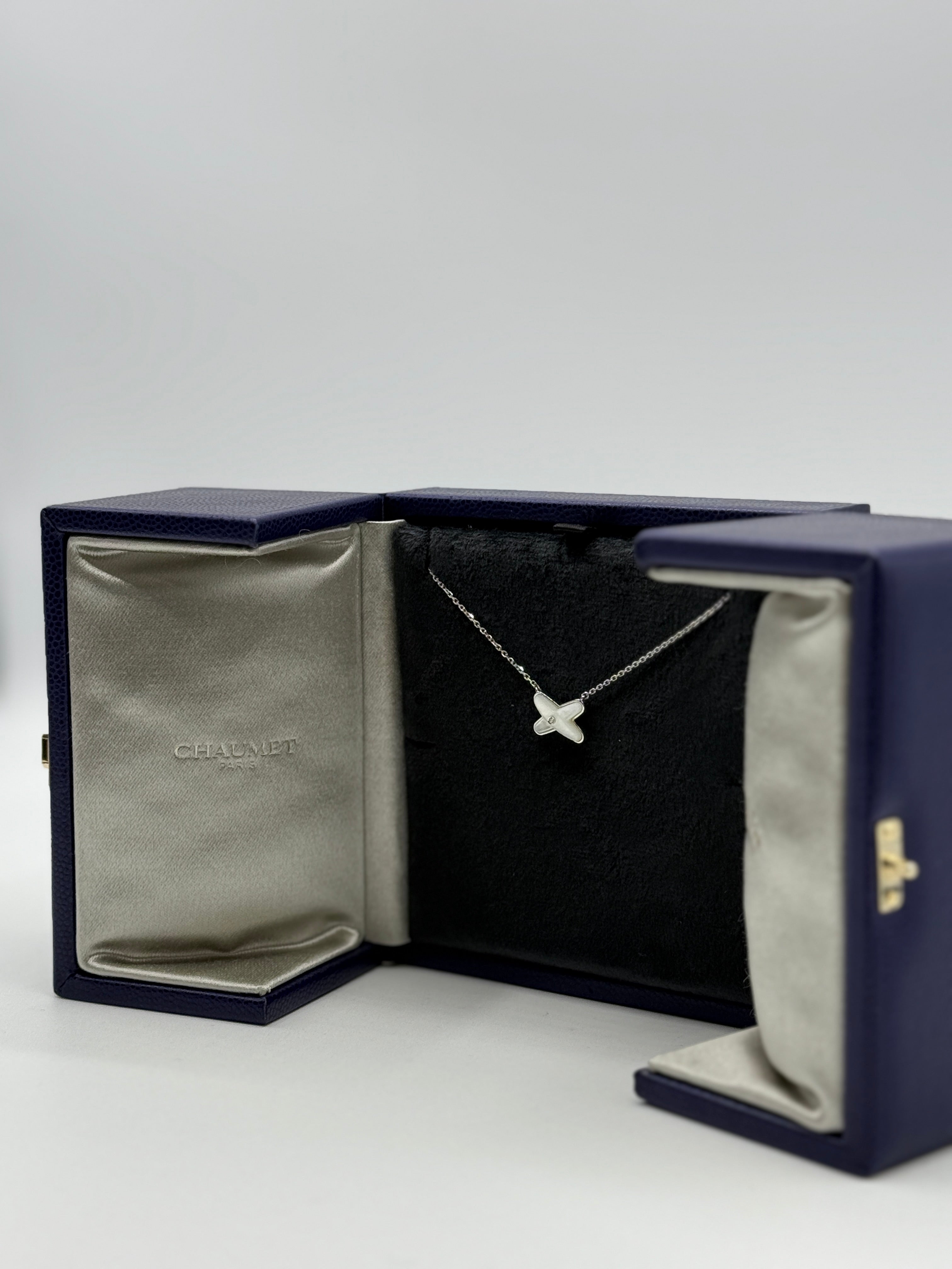 CHAUMET Necklace Jeux de Liens pendant- White gold, mother-of-pearl, diamond
