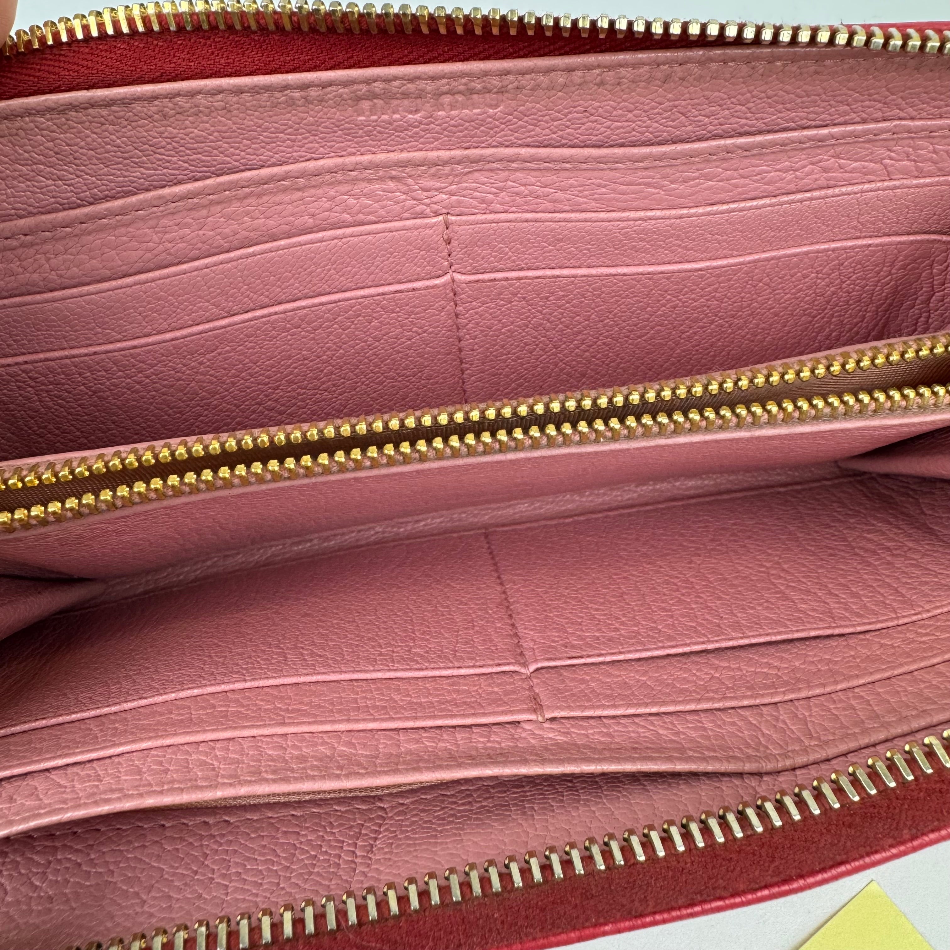 J0964 Miu Miu Long Wallet Patent Leather in Pink- Pre Owned