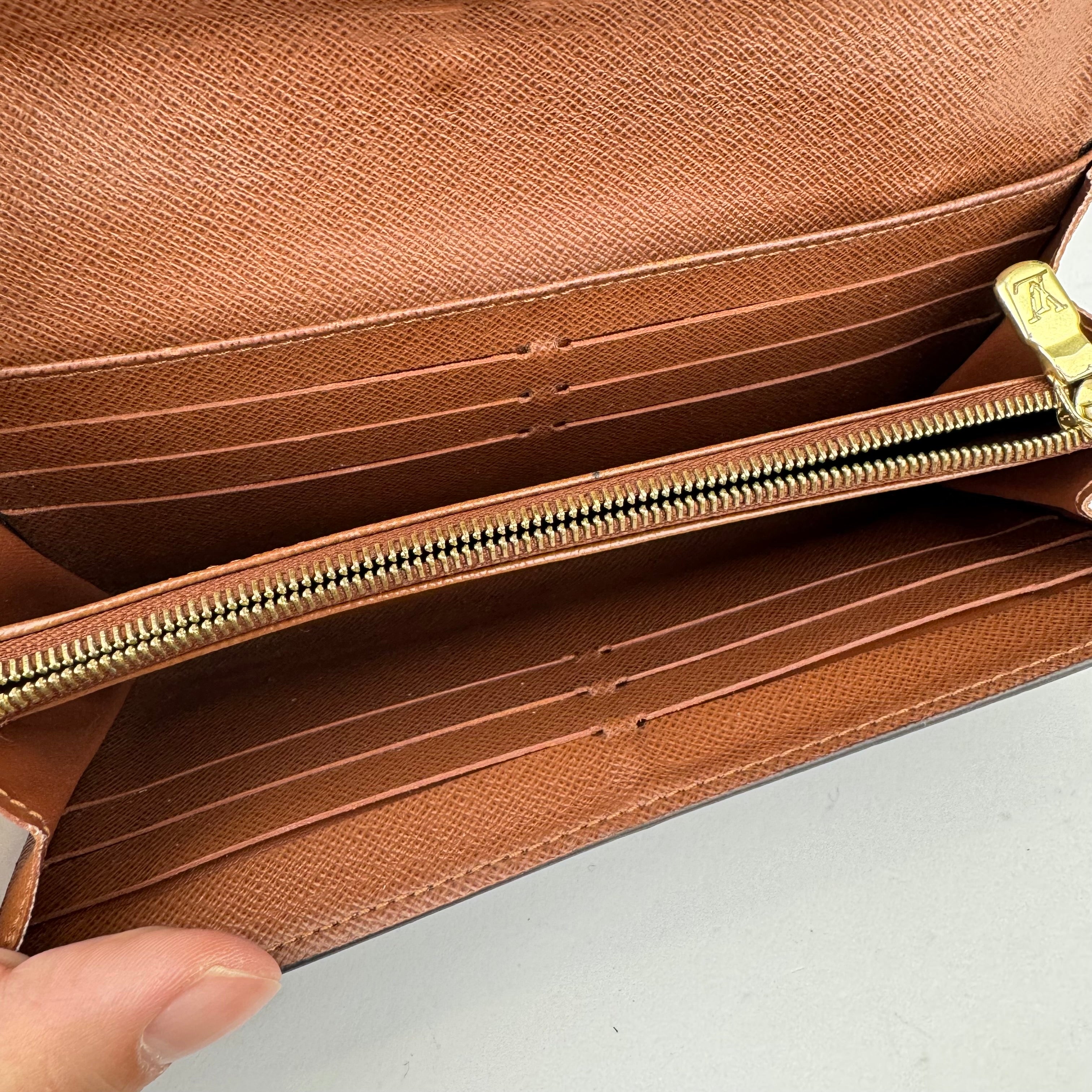 J1914 Louis Vuitton Monogram Sarah Wallet- Pre Owned