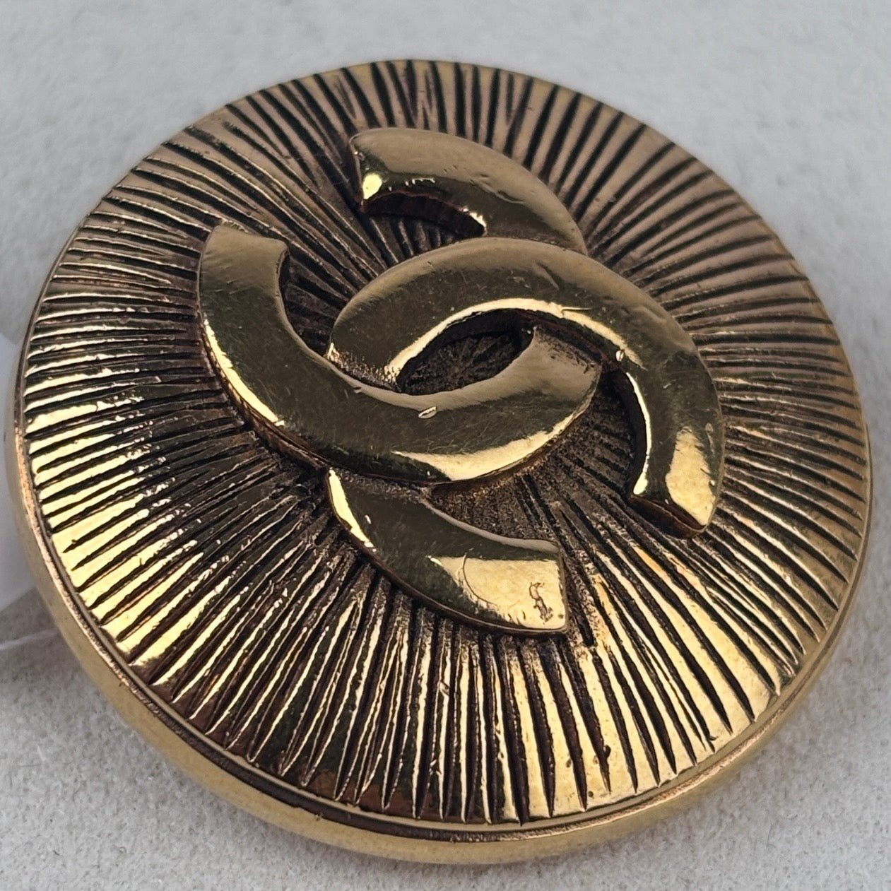 Chanel Round CC Sunburst Brooch J3096 | Pre-Owned Good Gold-Tone Metal