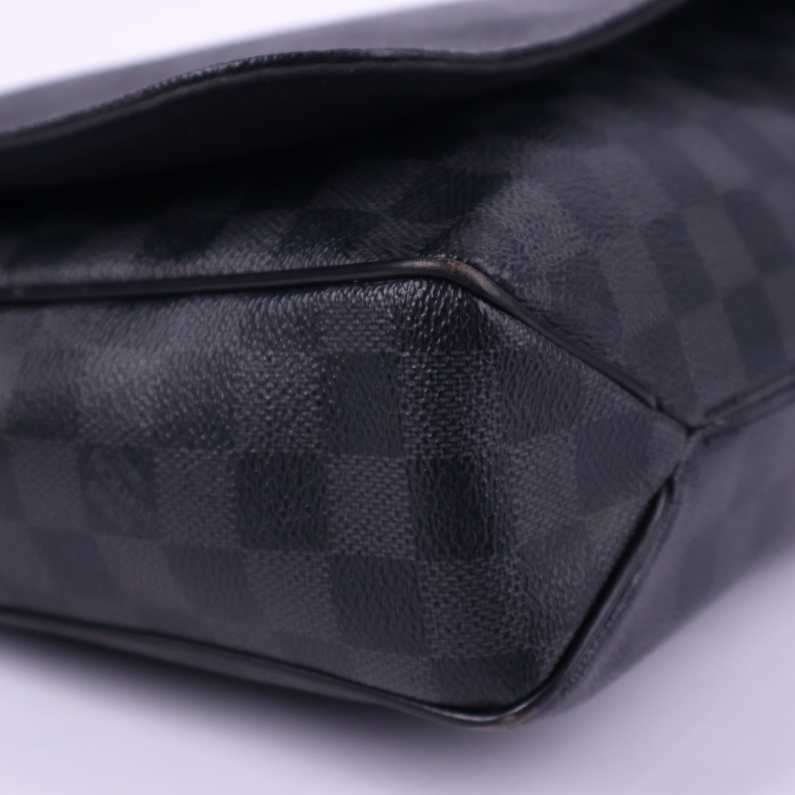Louis Vuitton Damier Graphite District MM Messenger Bag Messenger Bag J3326 | Pre-Owned Like New Black / Grey Damier Graphite Canvas