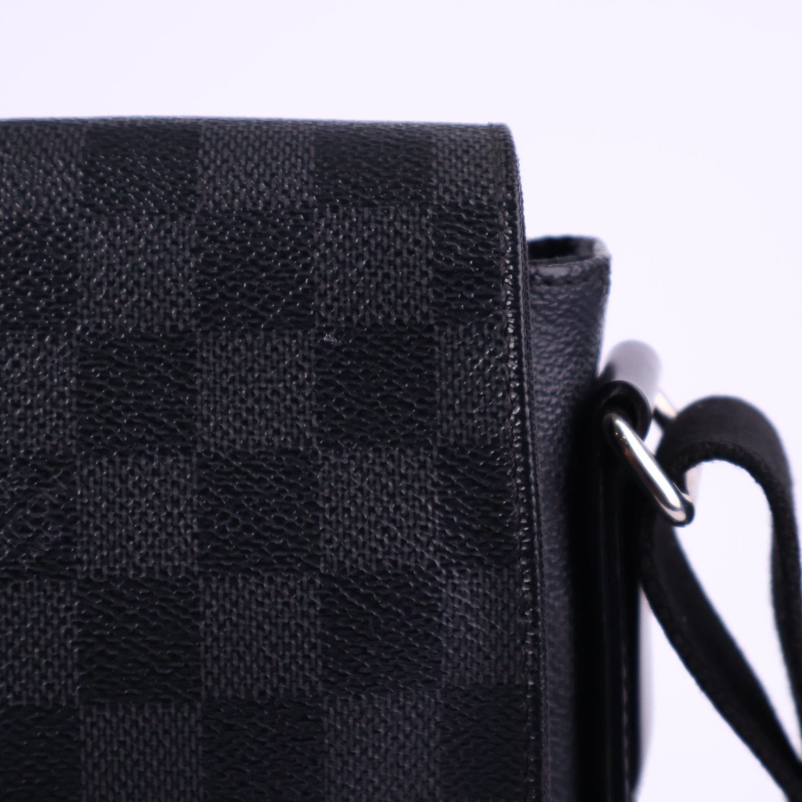 Louis Vuitton Damier Graphite District MM Messenger Bag Messenger Bag J3326 | Pre-Owned Like New Black / Grey Damier Graphite Canvas