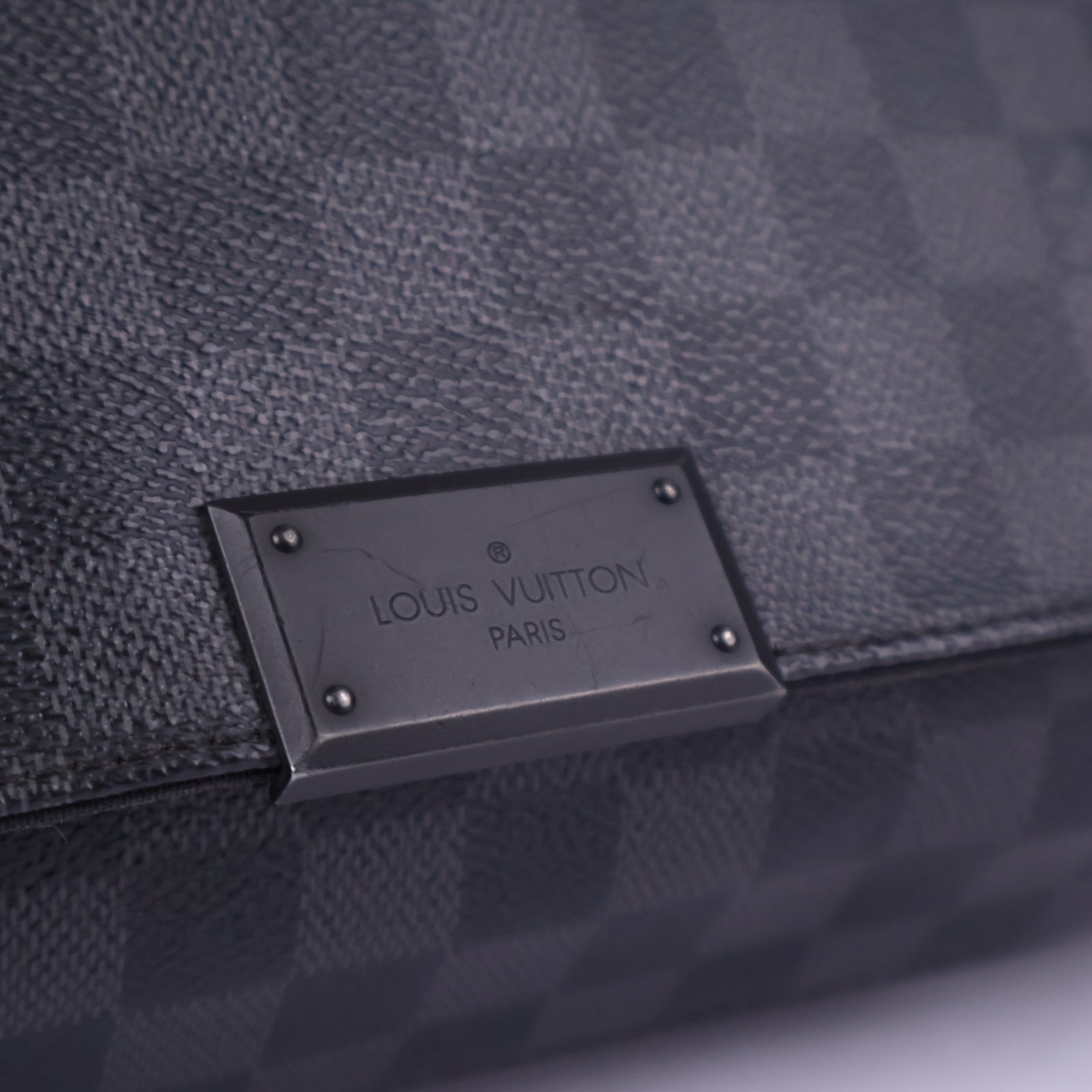 Louis Vuitton Damier Graphite District MM Messenger Bag Messenger Bag J3326 | Pre-Owned Like New Black / Grey Damier Graphite Canvas