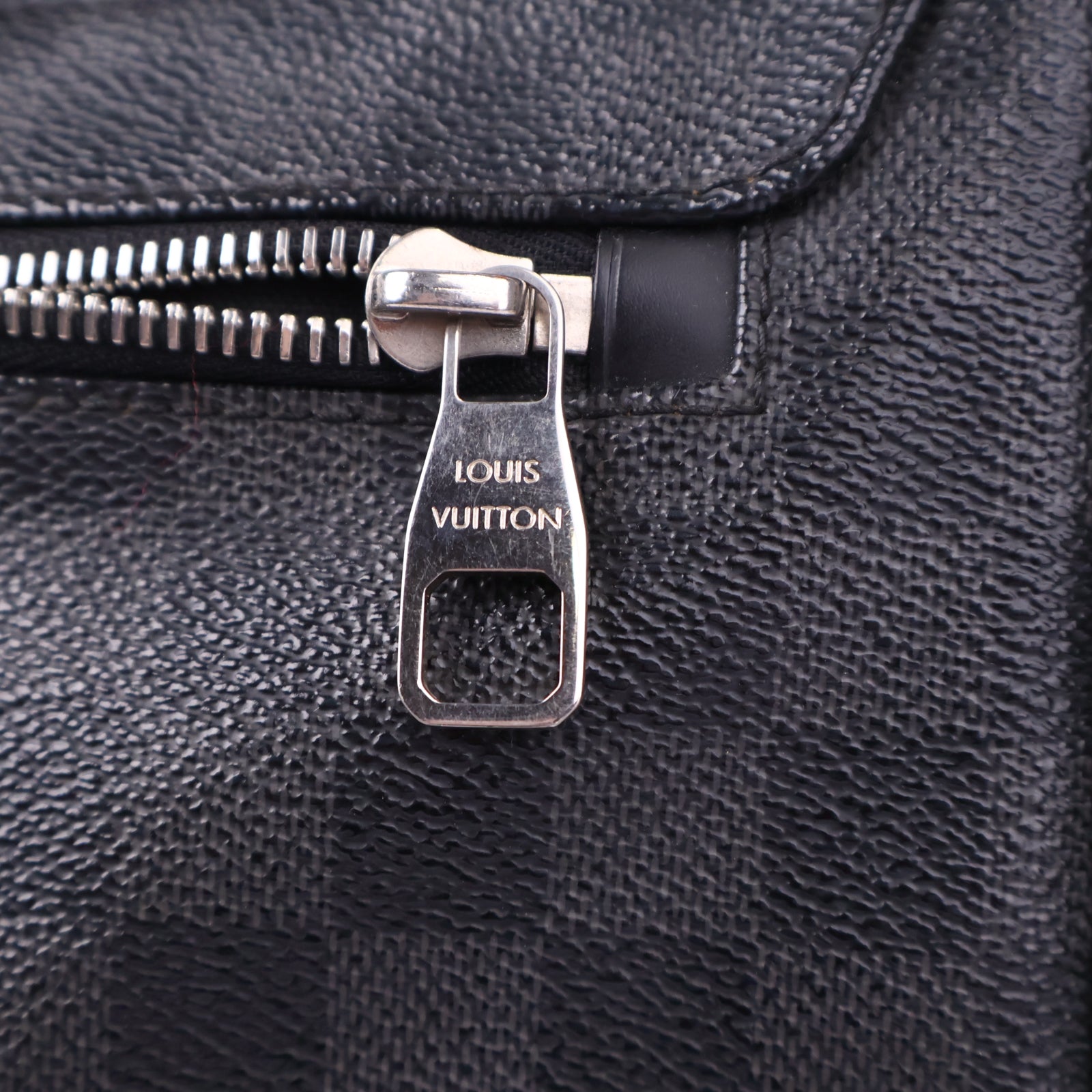 Louis Vuitton District Damier Graphite Messenger Bag J3052 | Pre-Owned Like New Black / Grey Damier Graphite Canvas