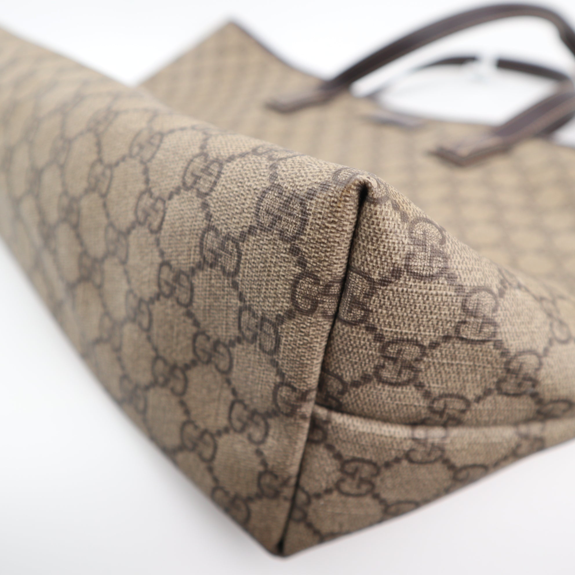 Gucci GG Supreme Monogram Medium Zippered Shopping Tote Brown Tote Bag C1547 | Pre-Owned Very Good Brown / Red Monogram Canvas