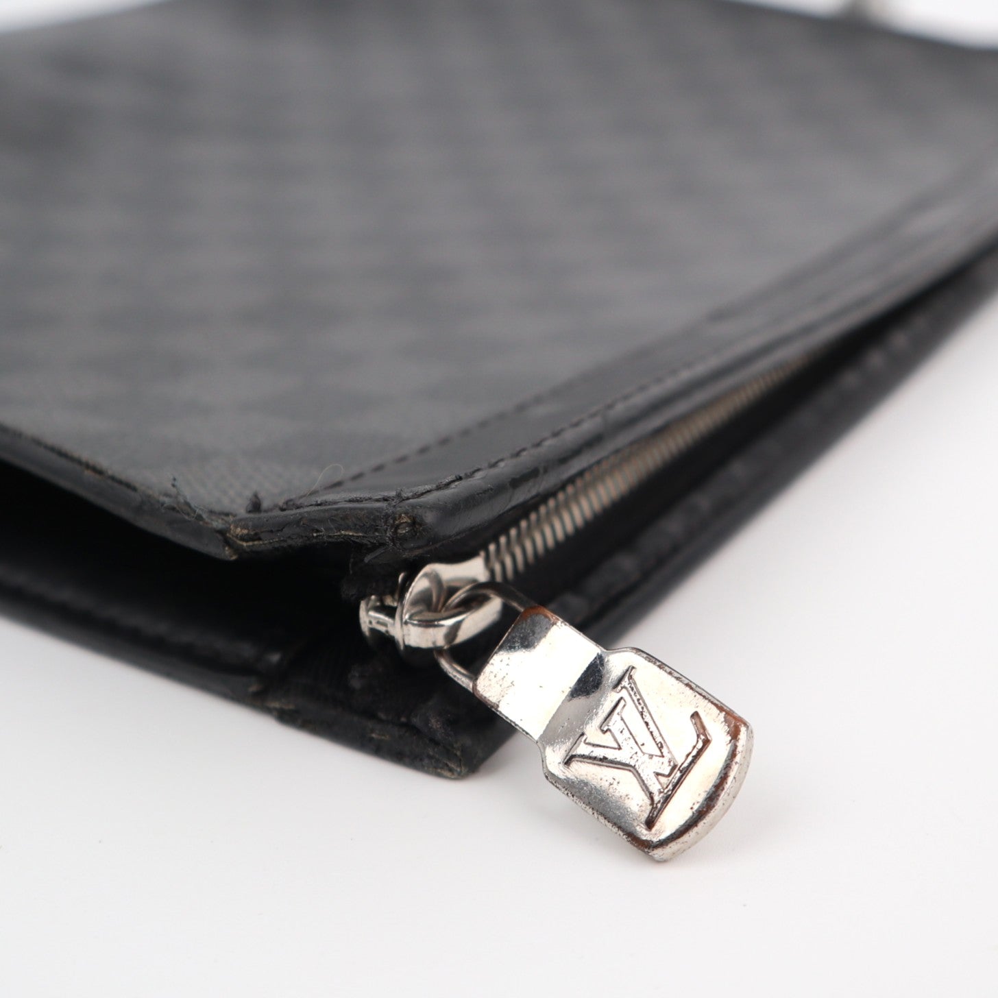 Louis Vuitton Damier Graphite Pochette Voyage GM Clutch Bag C1569 | Pre-Owned Very Good Black / Grey Damier Graphite Canvas