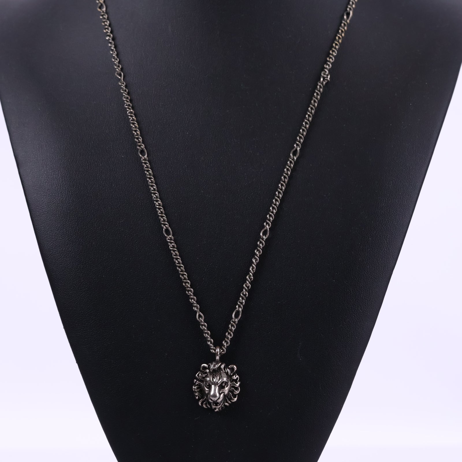 J3220 Gucci Pendant Necklace Sterling Silver Lion Head Pendant Necklace | Pre-Owned Like New Silver Lion Head Sterling Silver