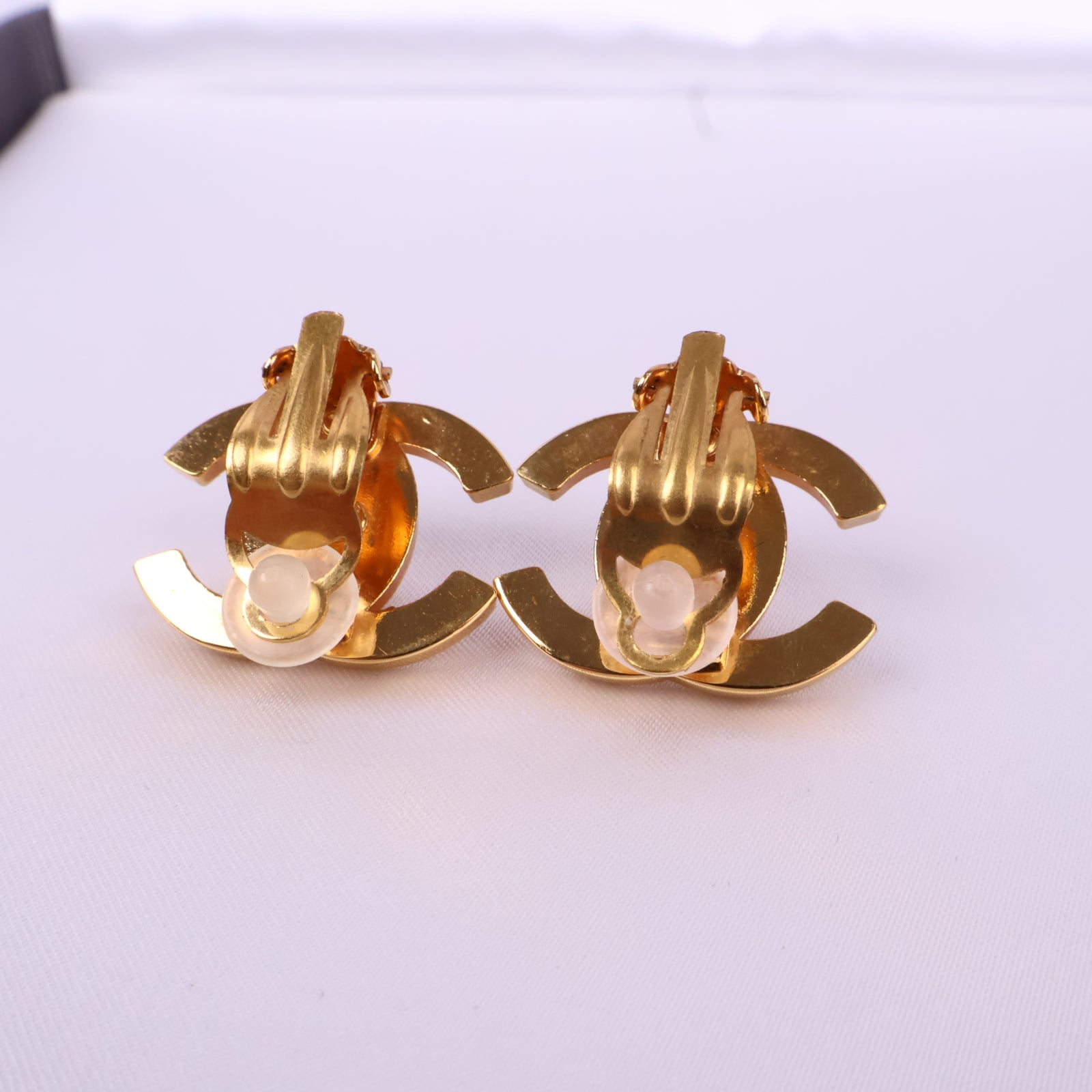 J3085 Chanel Earrings Chanel CC Gold Plated turn Lock Clip-on Earrings | Pre-Owned Like New Gold Gold-plated metal Logo