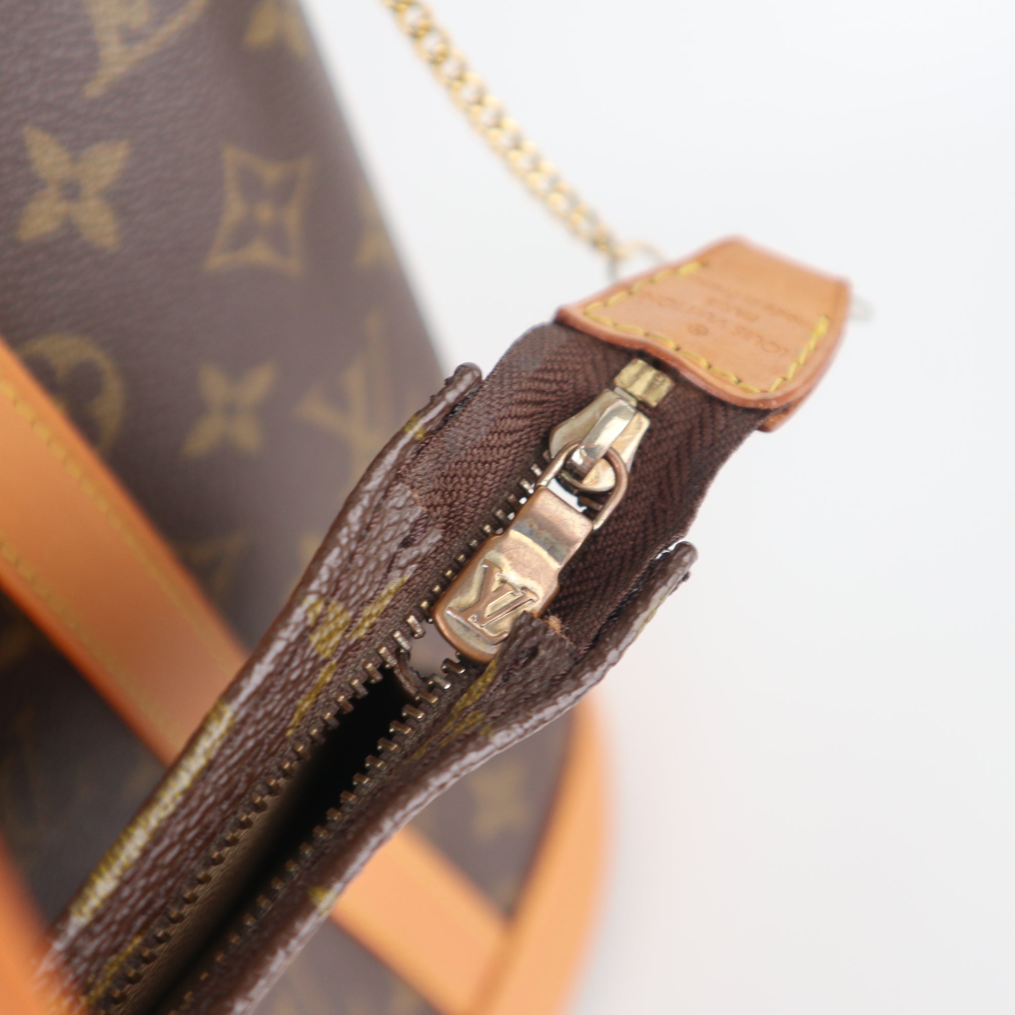 C2506R Louis Vuitton Bucket Bag Monogram Canvas Bucket GM Bag | Pre-Owned Excellent Brown Monogram Canvas