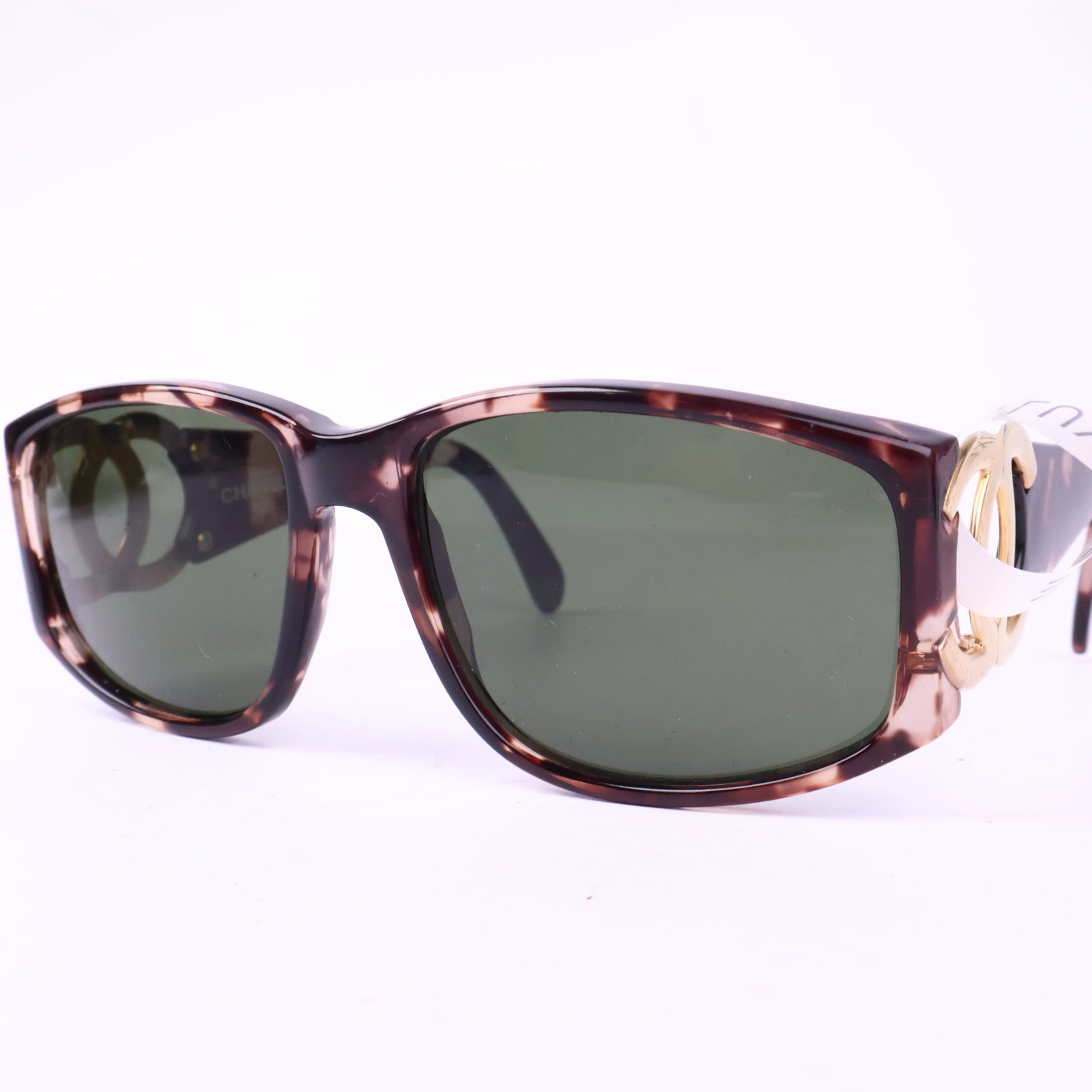 J2869 Chanel Sunglasses Sunglasses with Large CC motifs at sides | Pre-Owned Neutral Acetate / Metal