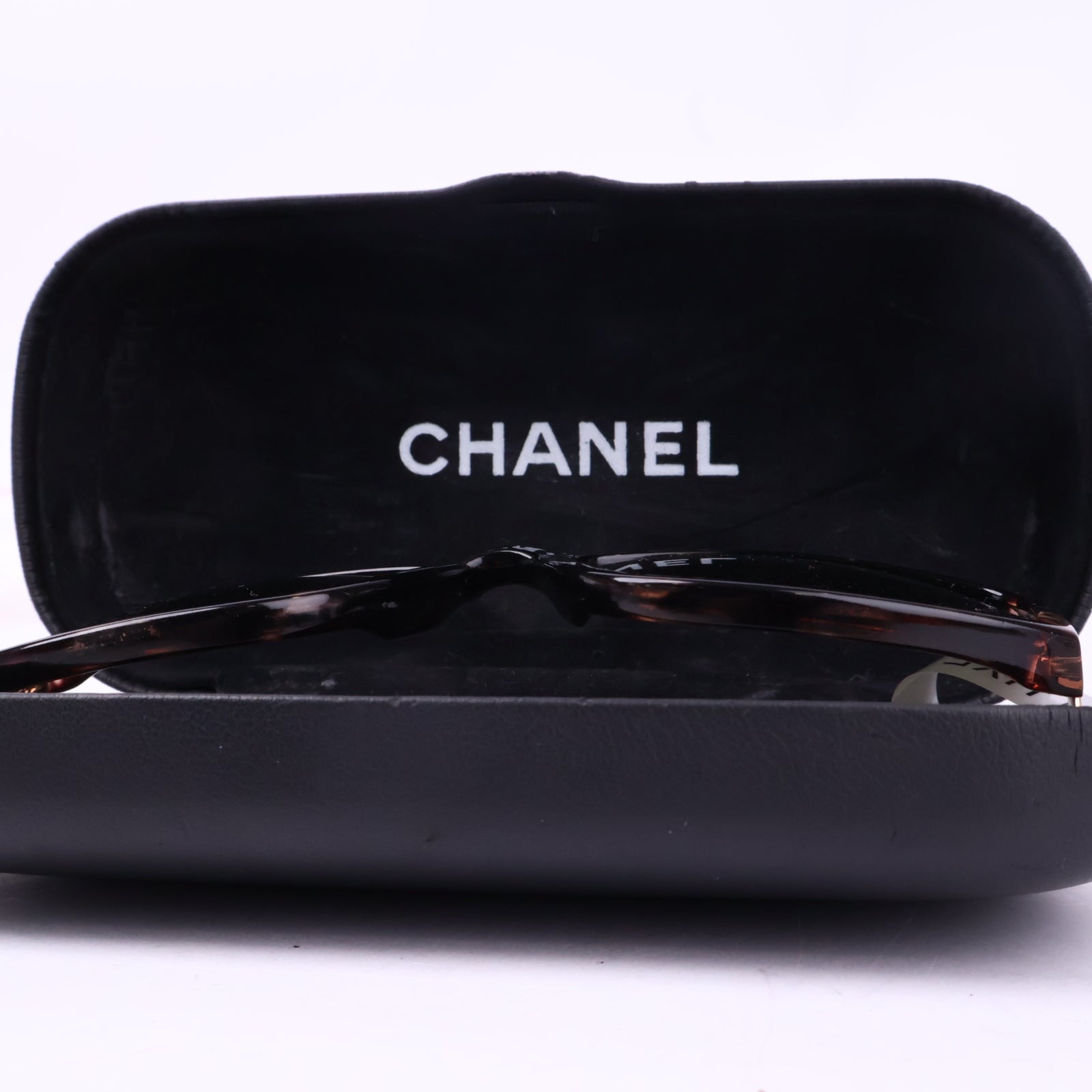 J2869 Chanel Sunglasses Sunglasses with Large CC motifs at sides | Pre-Owned Neutral Acetate / Metal