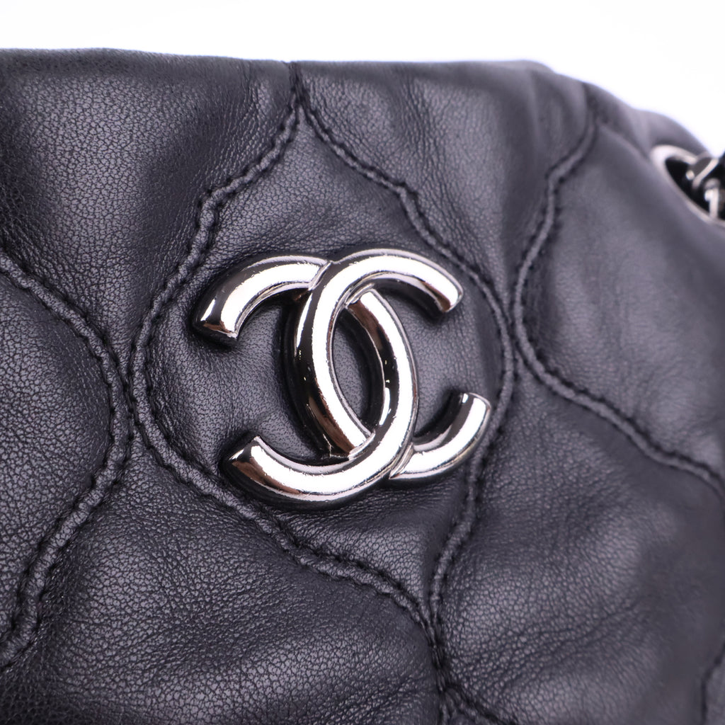 J2852 Chanel Shoulder Bag Black Lambskin Leather Quilted Accordian Shoulder Bag | Pre-Owned Black Leather