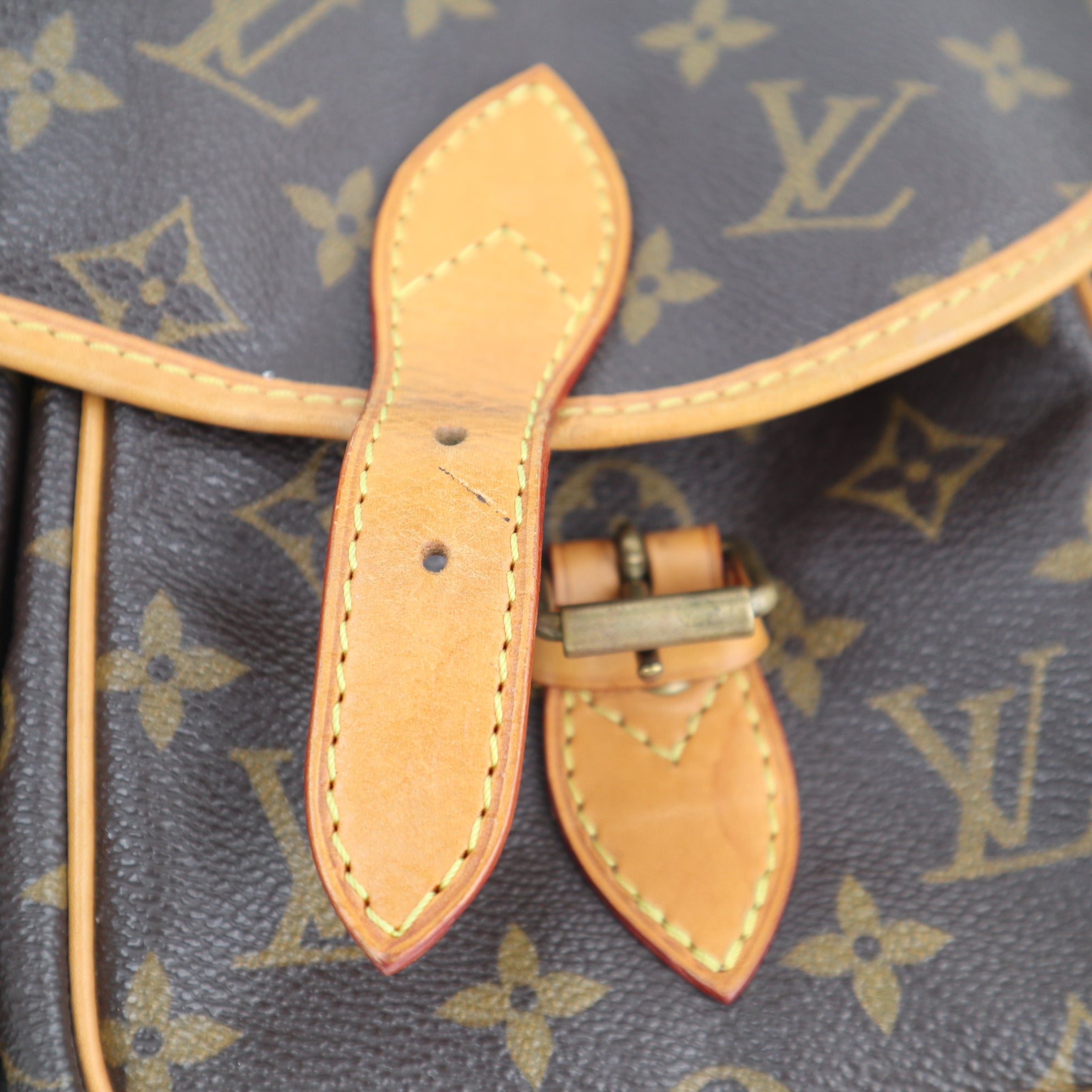 C2522R Louis Vuitton Crossbody Bag Monogram Sac Gibecière MM | Pre-Owned Very Good Brown Monogram Coated Canvas