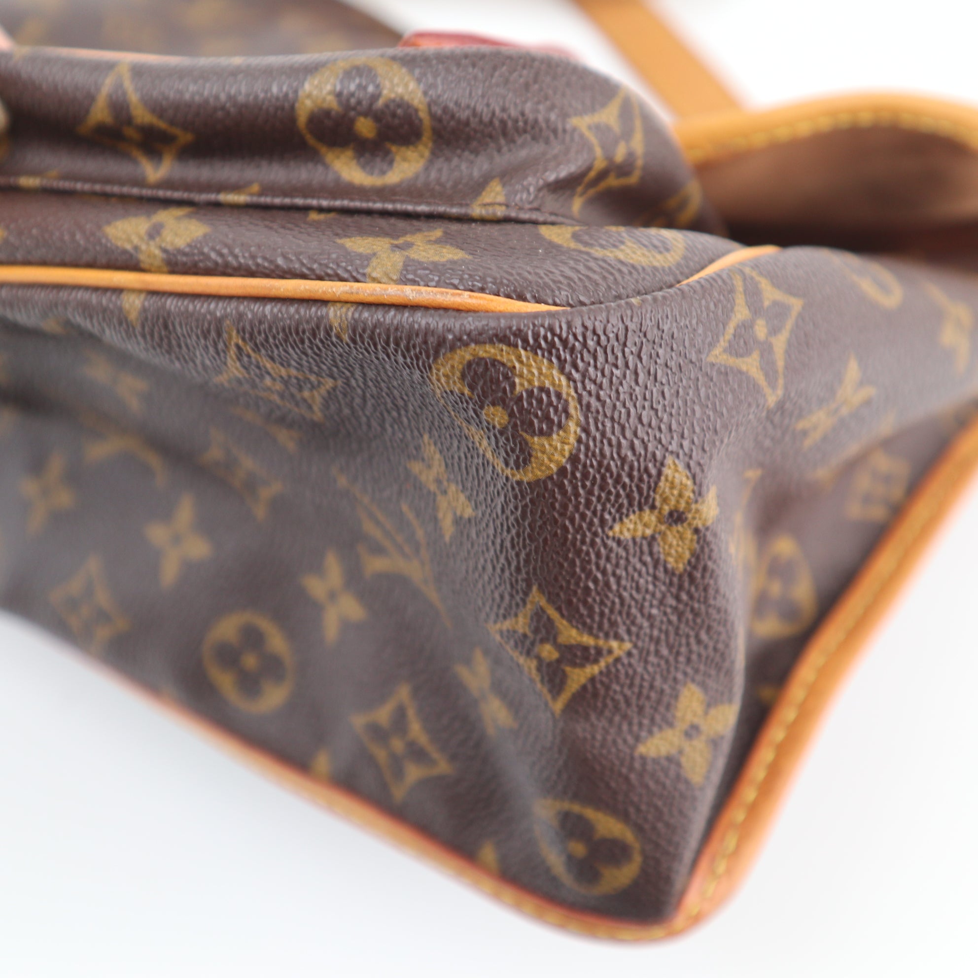 C2522R Louis Vuitton Crossbody Bag Monogram Sac Gibecière MM | Pre-Owned Very Good Brown Monogram Coated Canvas