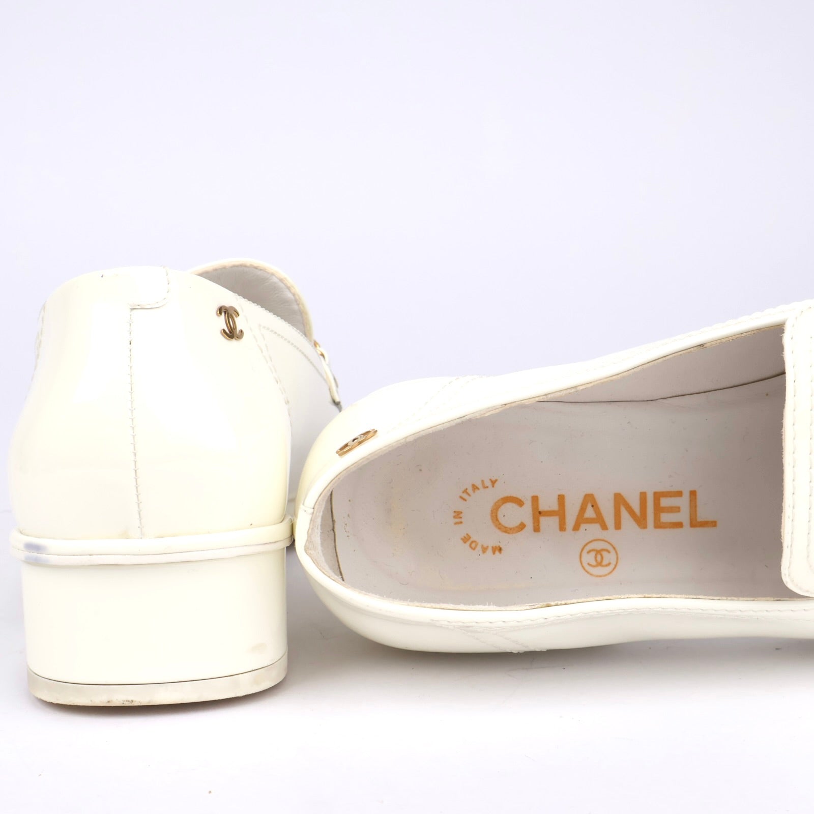 J1324 CHANEL White Leather CC Chain Loafers with Block Heel EU38/UK5- Pre Owned