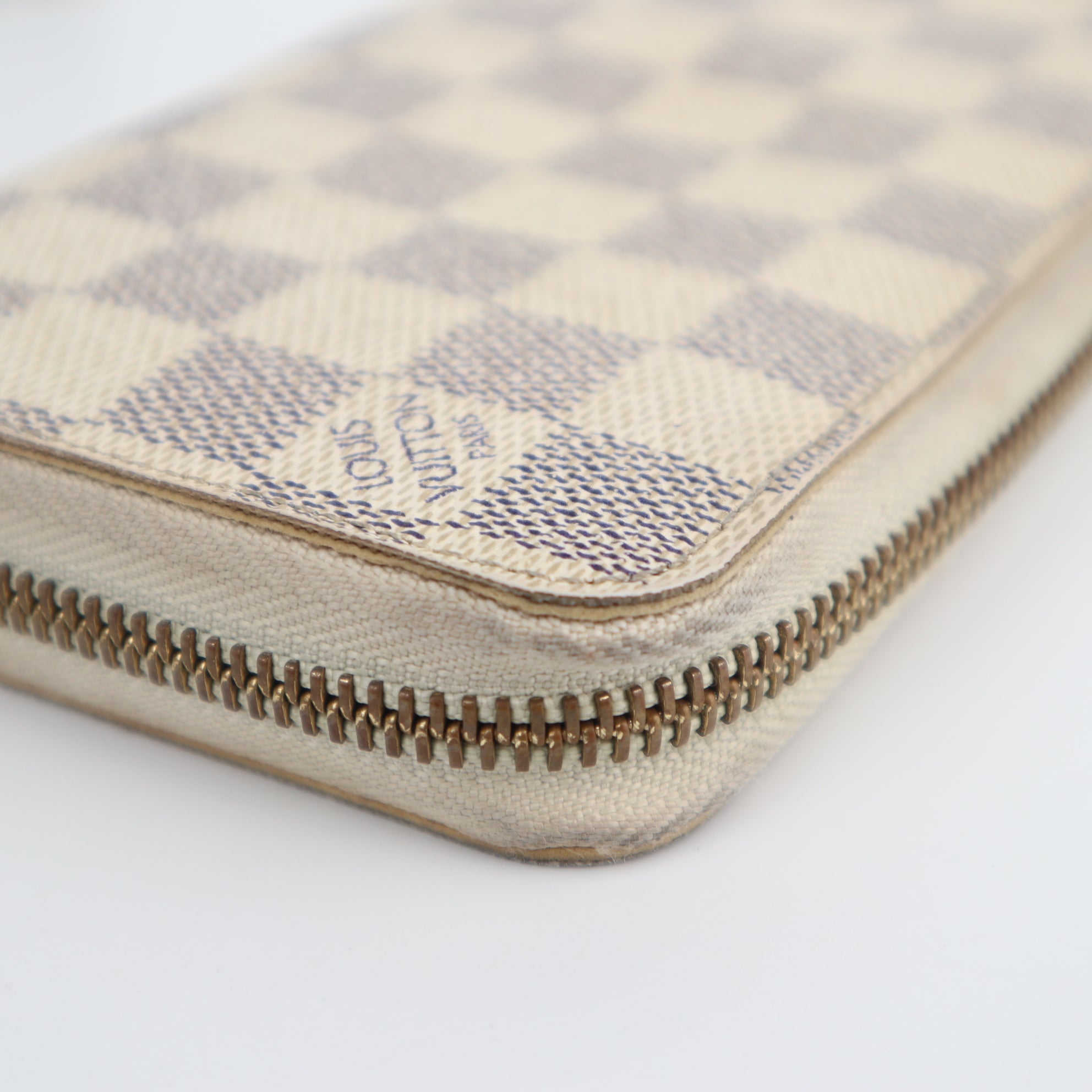 C2592 Louis Vuitton Wallet Damier Azur Zippy Wallet | Pre-Owned Very Good White / Blue Coated canvas Damier Azur
