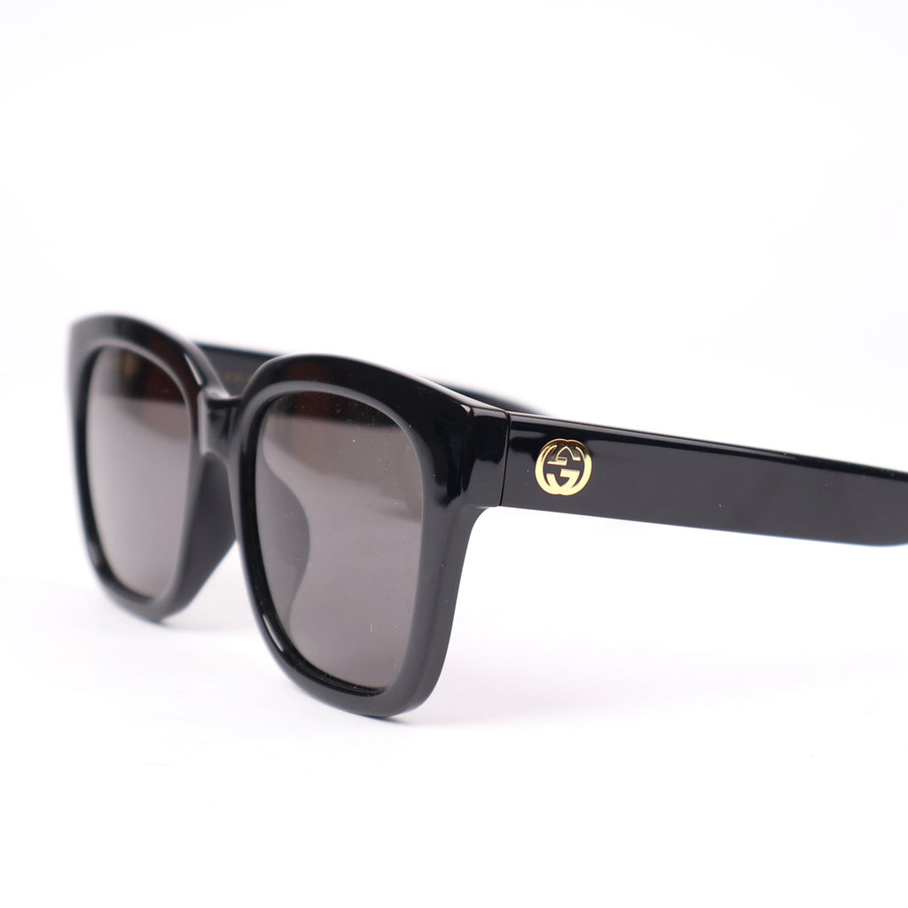 J1287 Gucci Sunglass Hut with Grey lenses and Black frame- Pre Owned