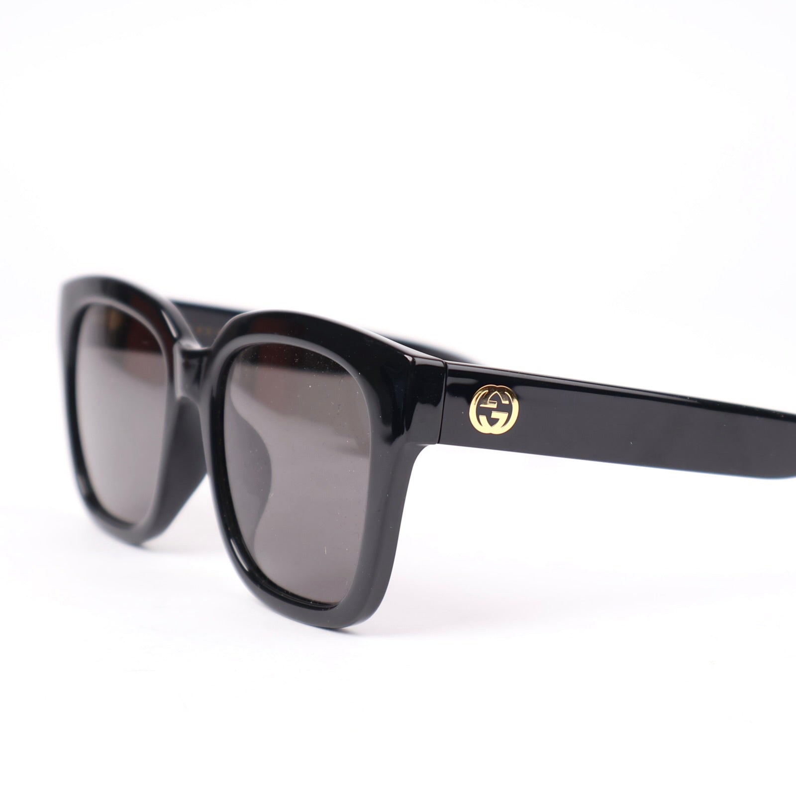 J1287 Gucci Sunglass Hut with Grey lenses and Black frame- Pre Owned