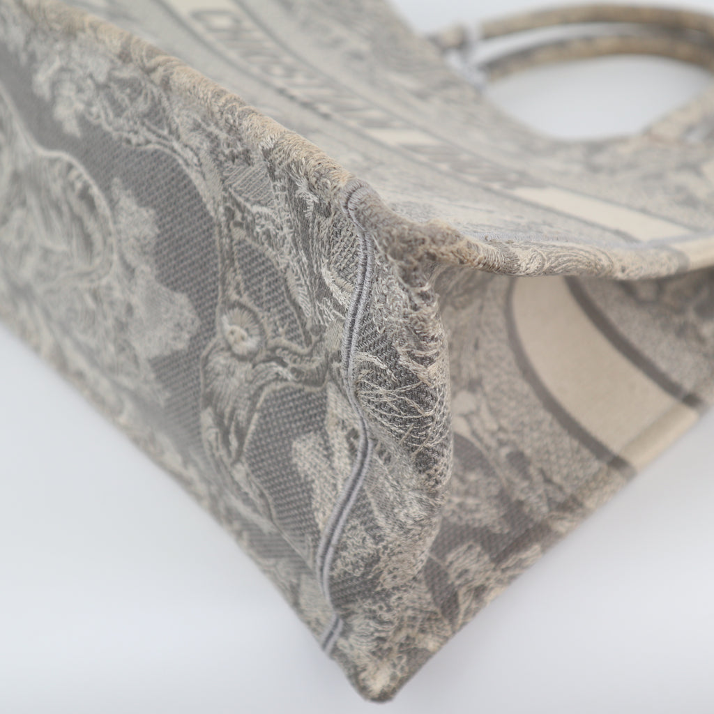 C2607 Christian Dior Tote Bag Book Tote Toile de Jouy Medium | Pre-Owned Very Good Blue / White Toile de Jouy Canvas