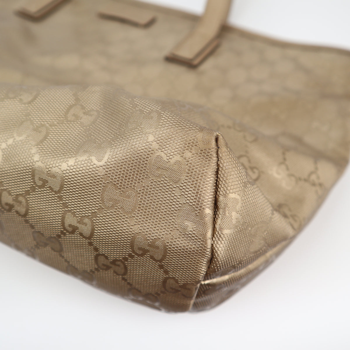 C2661 Gucci Tote Bag GG Imprimé Medium | Pre-Owned Very Good Gold Polyvinyl chloride (PVC) GG Imprimé