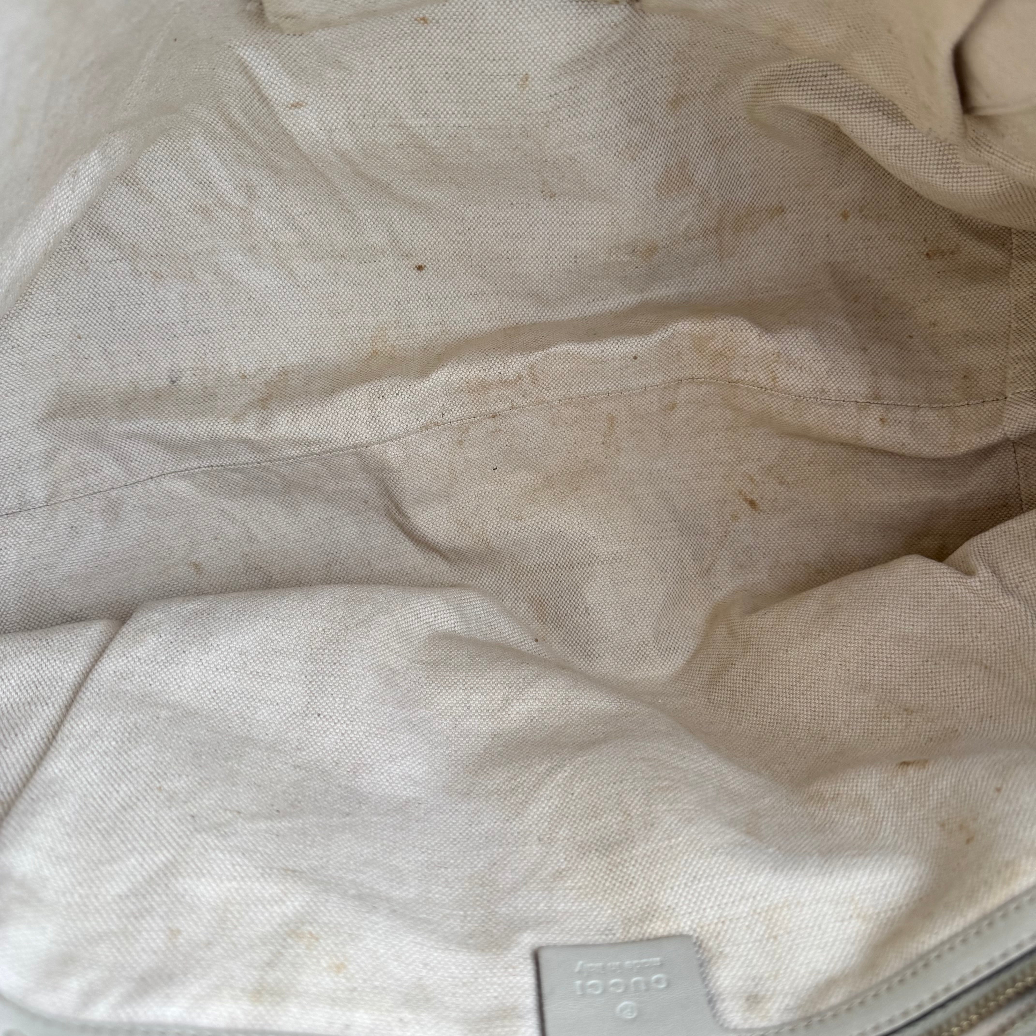 J3555 Gucci White GG Embossed Leather Lovely Heart- Pre Owned