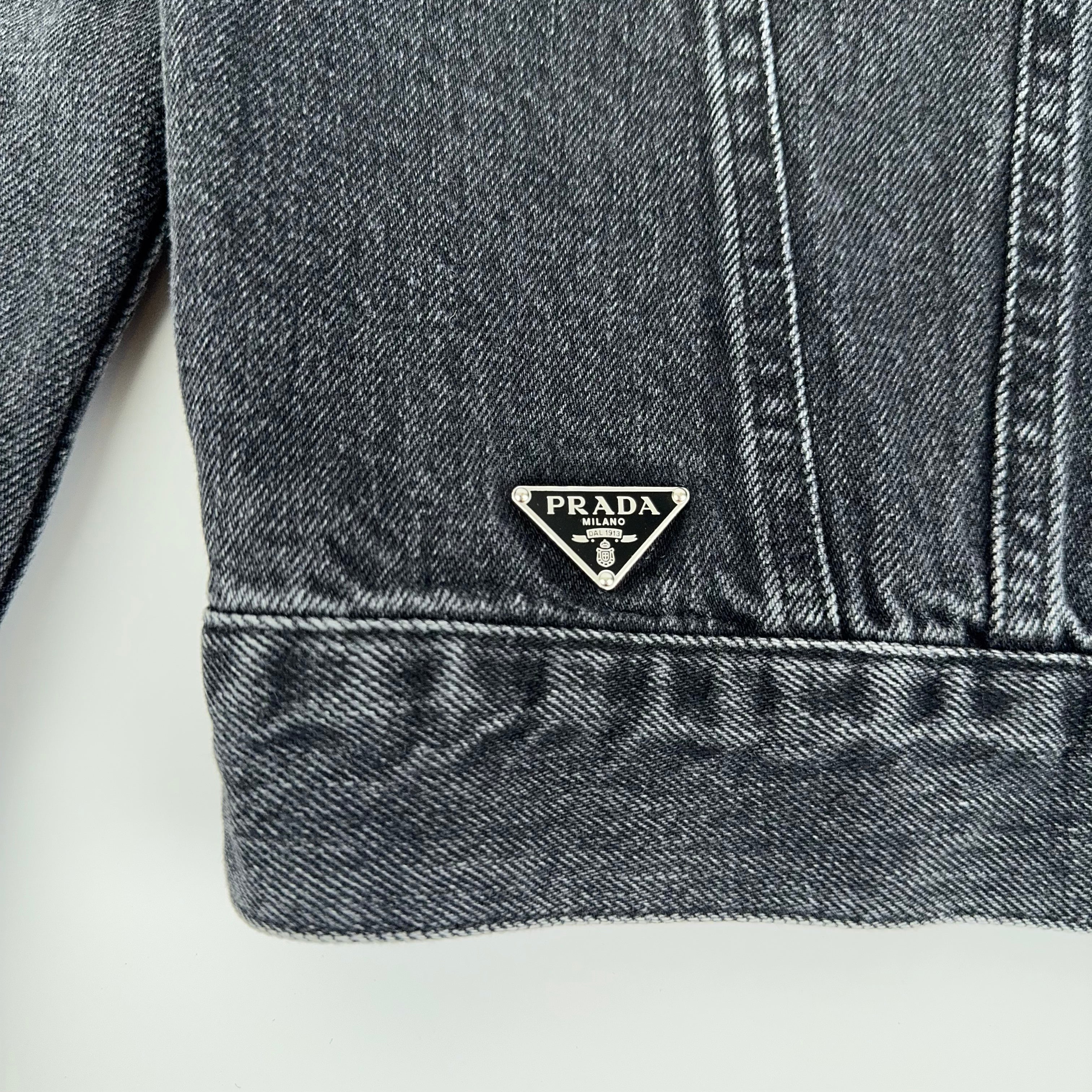 PRE OWNED - PRADA
Logo-Plaque Denim Jacket