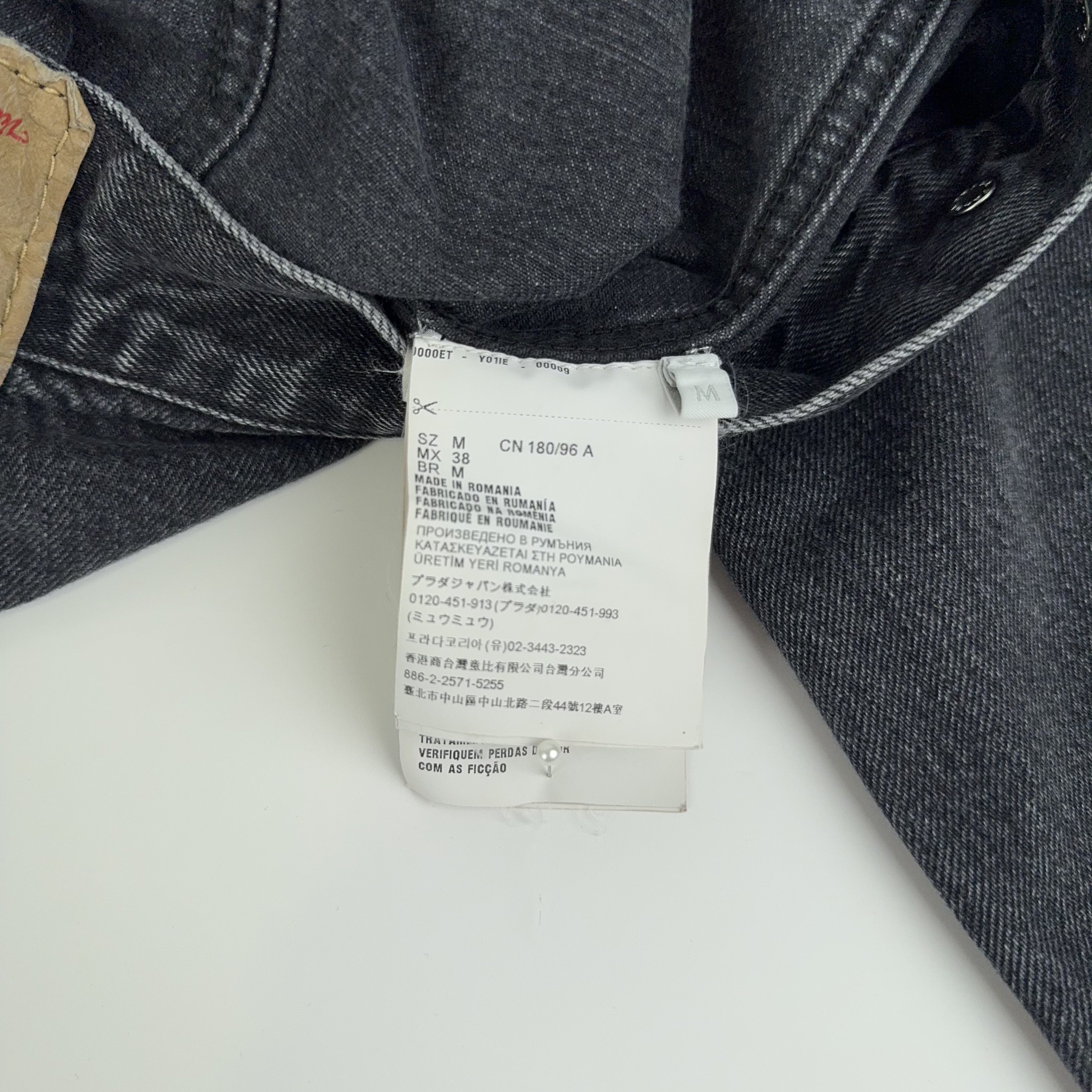 PRE OWNED - PRADA
Logo-Plaque Denim Jacket