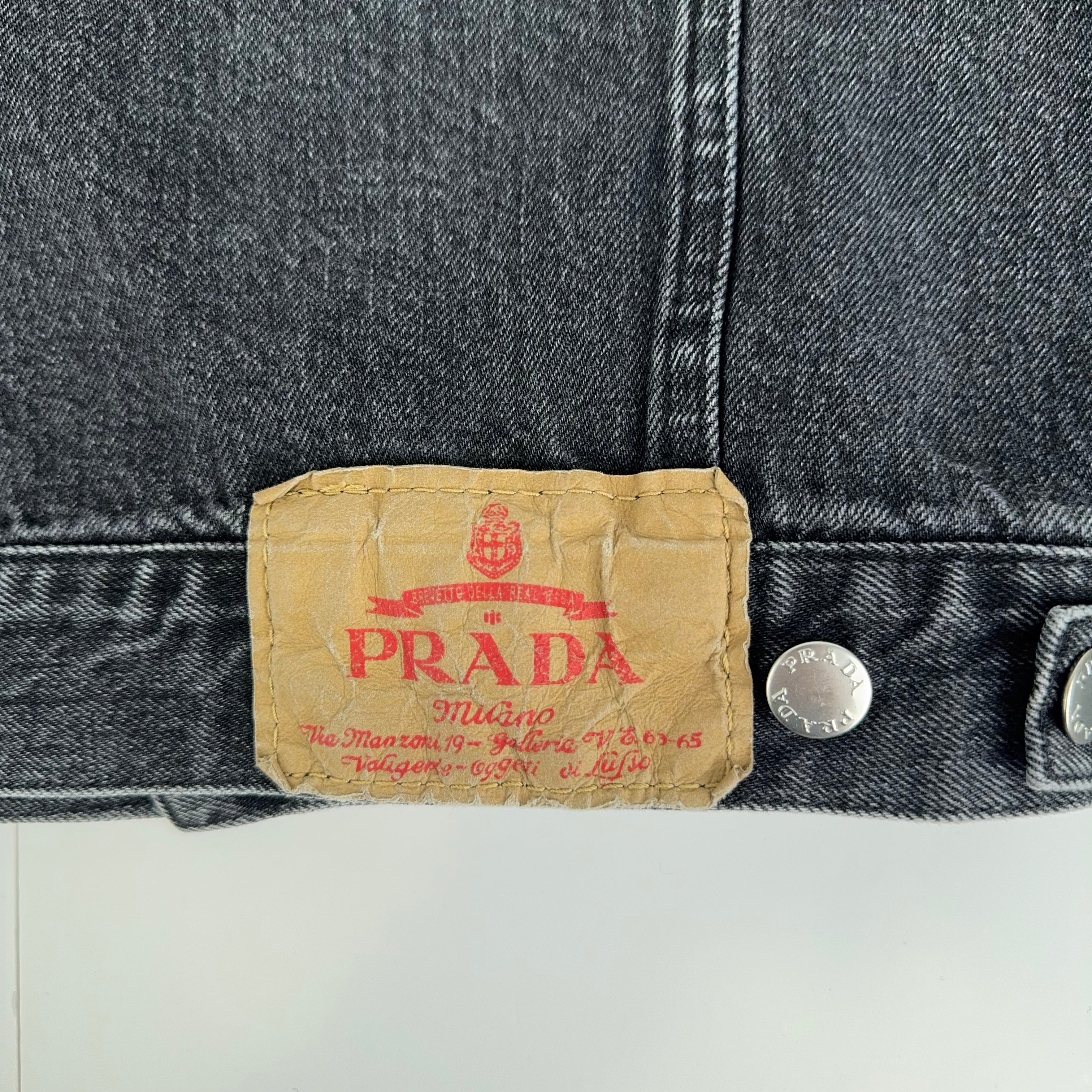 PRE OWNED - PRADA
Logo-Plaque Denim Jacket