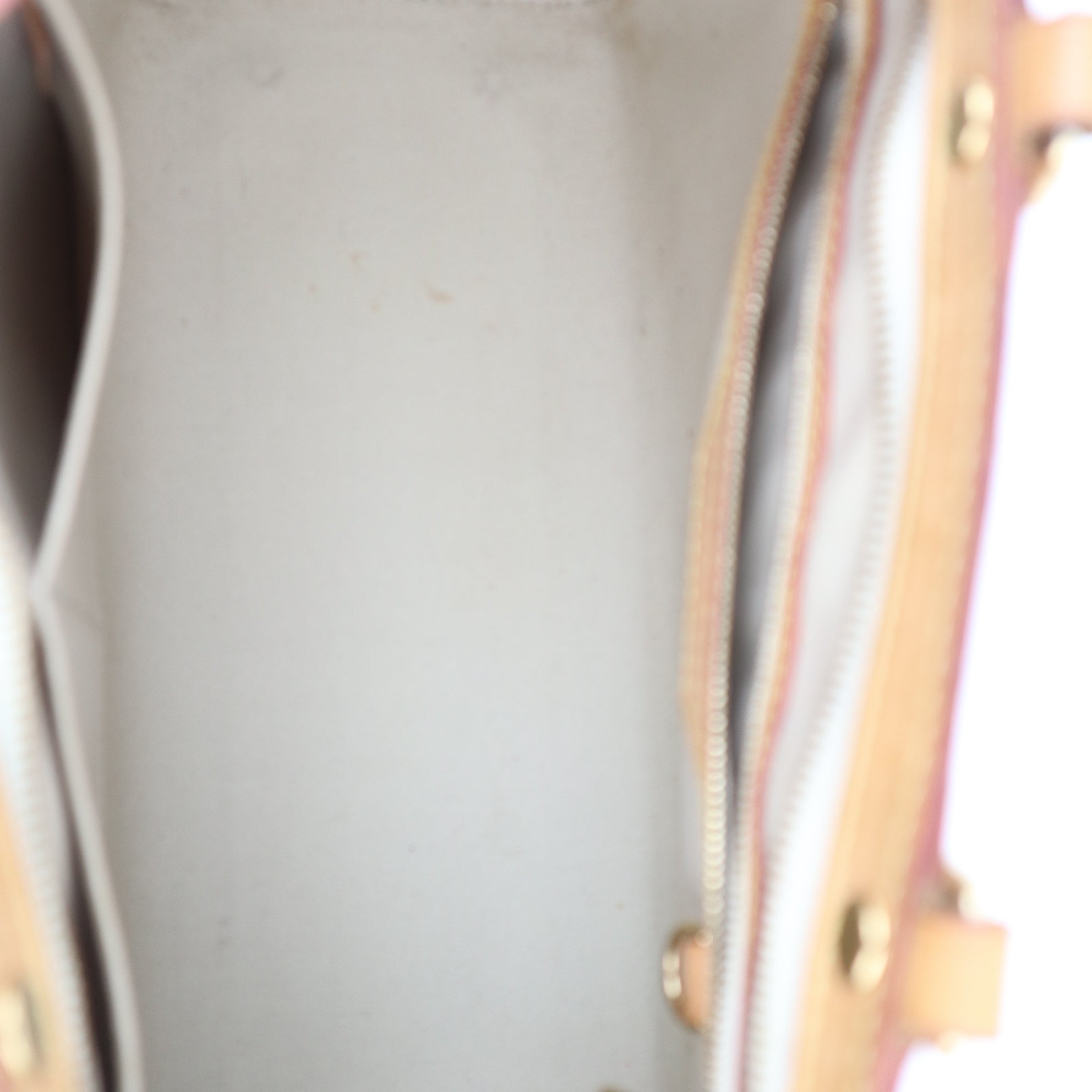 C1212 Louis Vuitton Vernis Brea MM Blanc Corail -Pre Owned