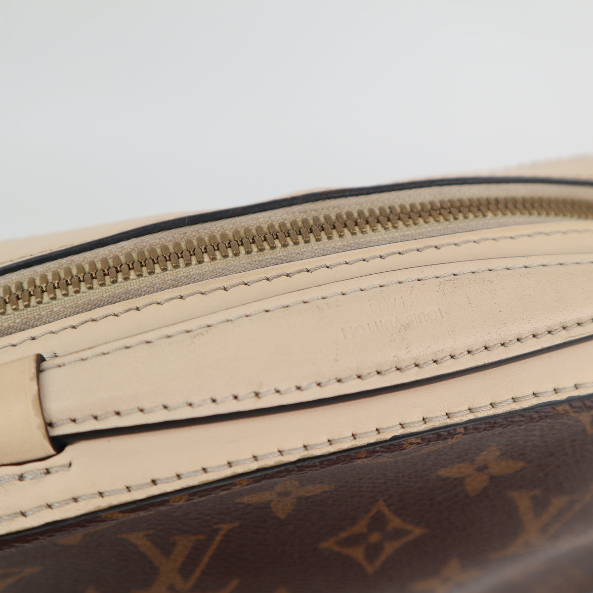 C2693 Louis Vuitton Crossbody Bag Saintonge Monogram and Leather Cream | Pre-Owned Very Good Cream Monogram Canvas, Leather