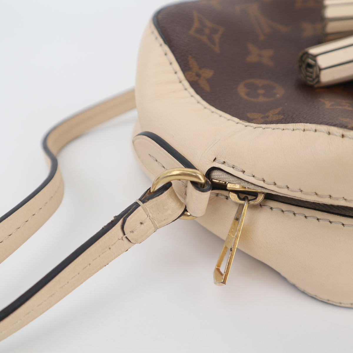 C2693 Louis Vuitton Crossbody Bag Saintonge Monogram and Leather Cream | Pre-Owned Very Good Cream Monogram Canvas, Leather