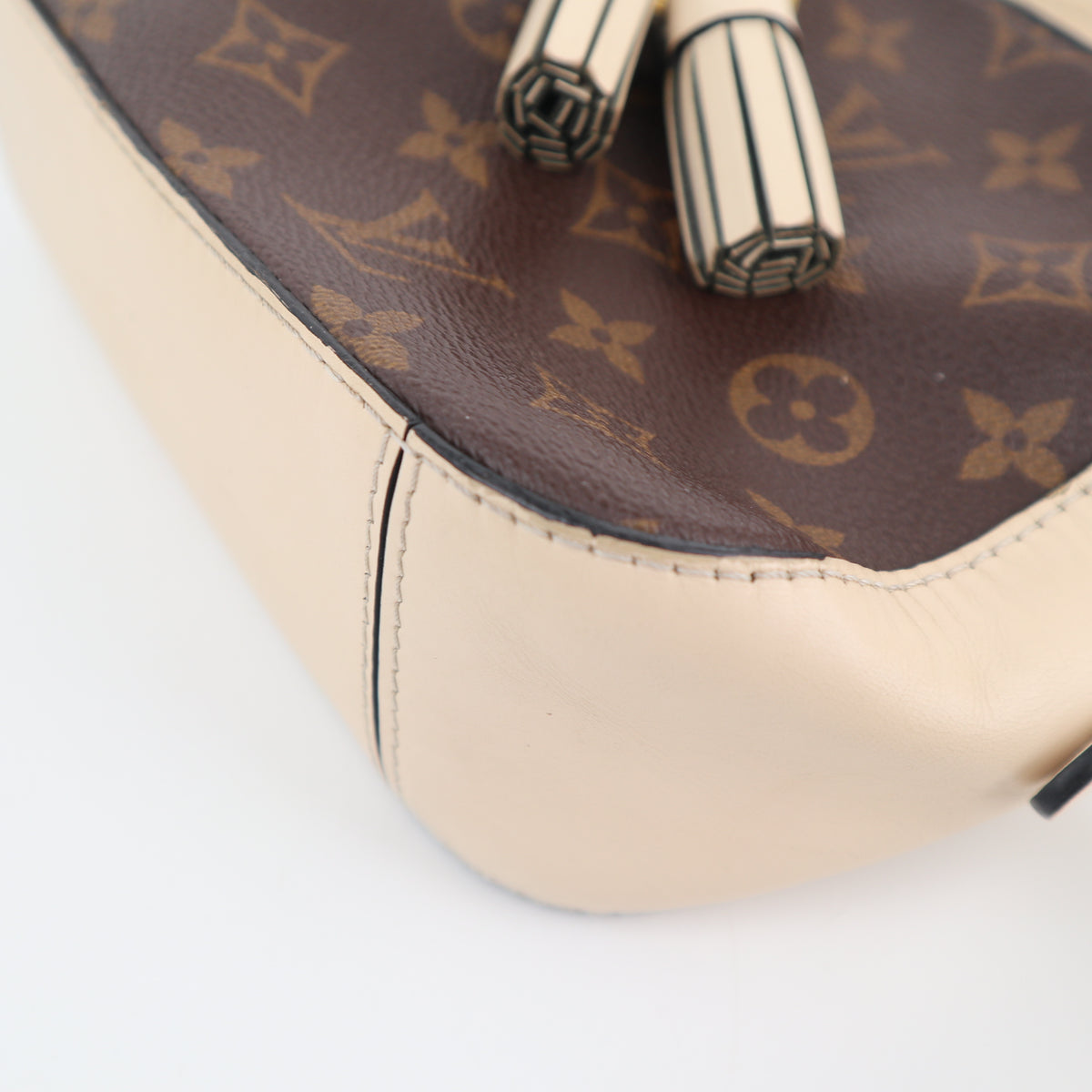 C2693 Louis Vuitton Crossbody Bag Saintonge Monogram and Leather Cream | Pre-Owned Very Good Cream Monogram Canvas, Leather