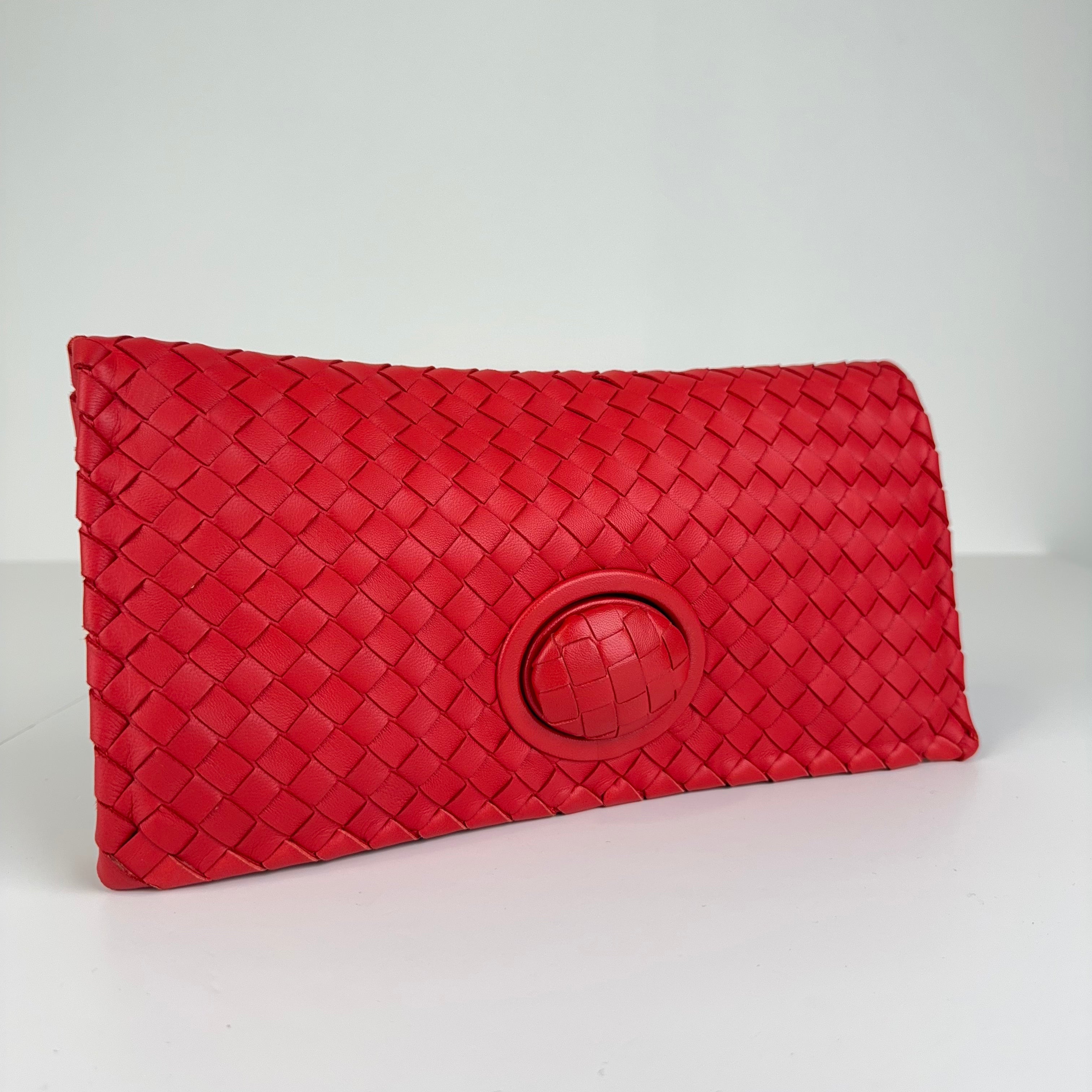 PRE OWNED - BOTTEGA VENETA Red Intrecciato Woven Leather Turnlock Clutch Bag