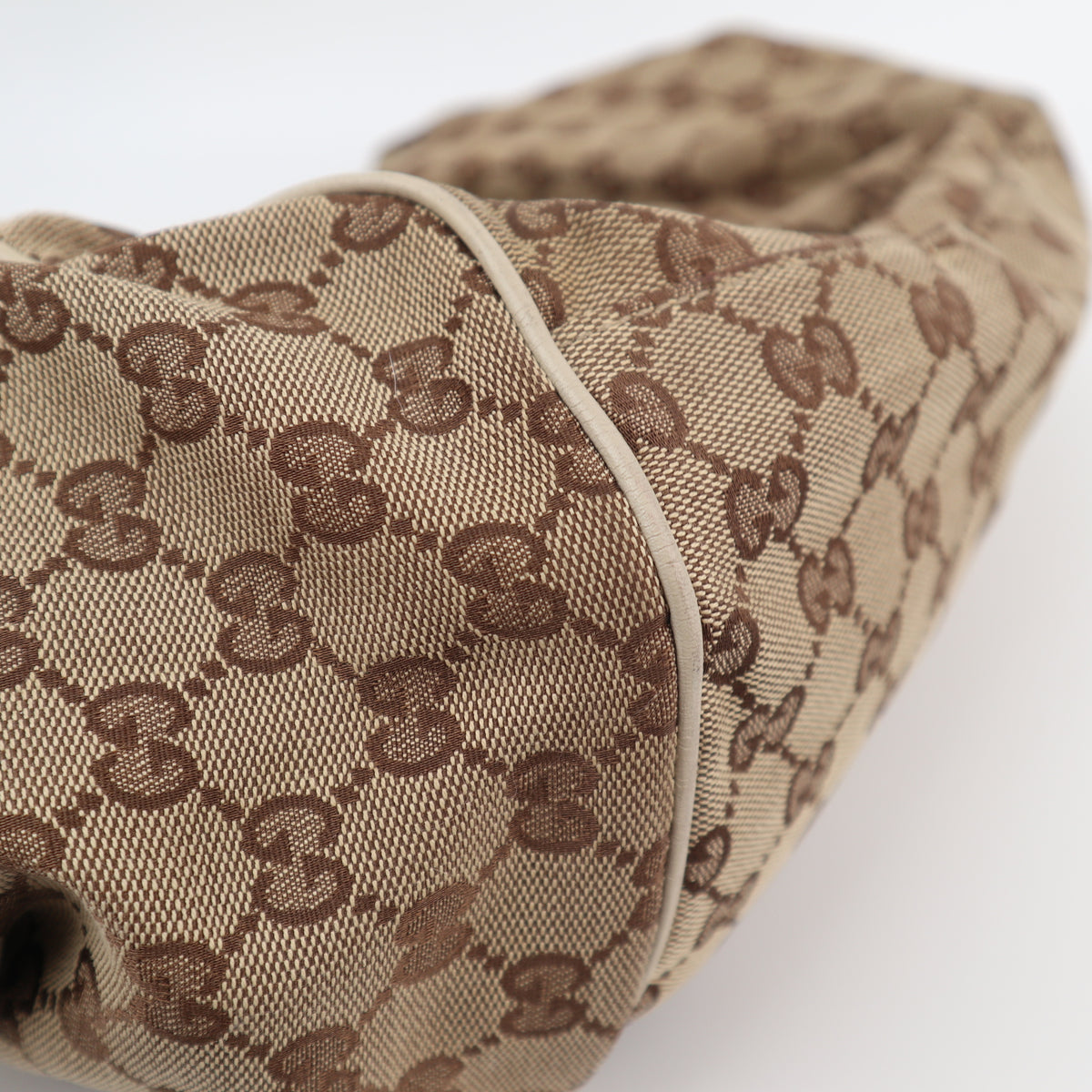 C2699 Gucci Shoulder Bag Beige/White GG Canvas Medium Sukey Bag | Pre-Owned Very Good White / Beige Canvas GG