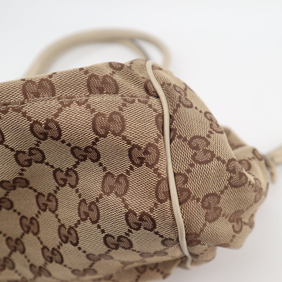 C2699 Gucci Shoulder Bag Beige/White GG Canvas Medium Sukey Bag | Pre-Owned Very Good White / Beige Canvas GG