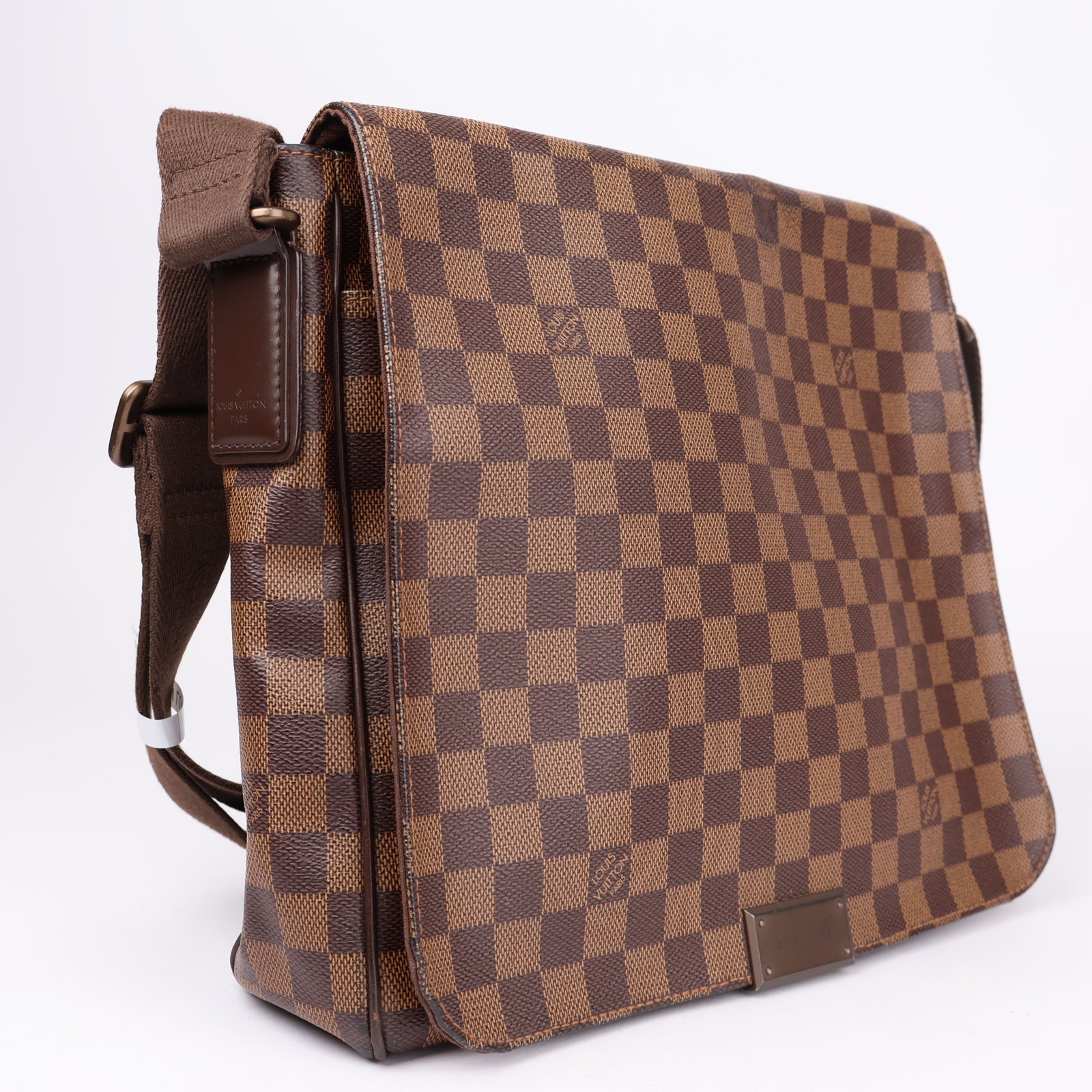 J1099 Louis Vuitton Damier Ebene District Messenger Bag- Pre Owned