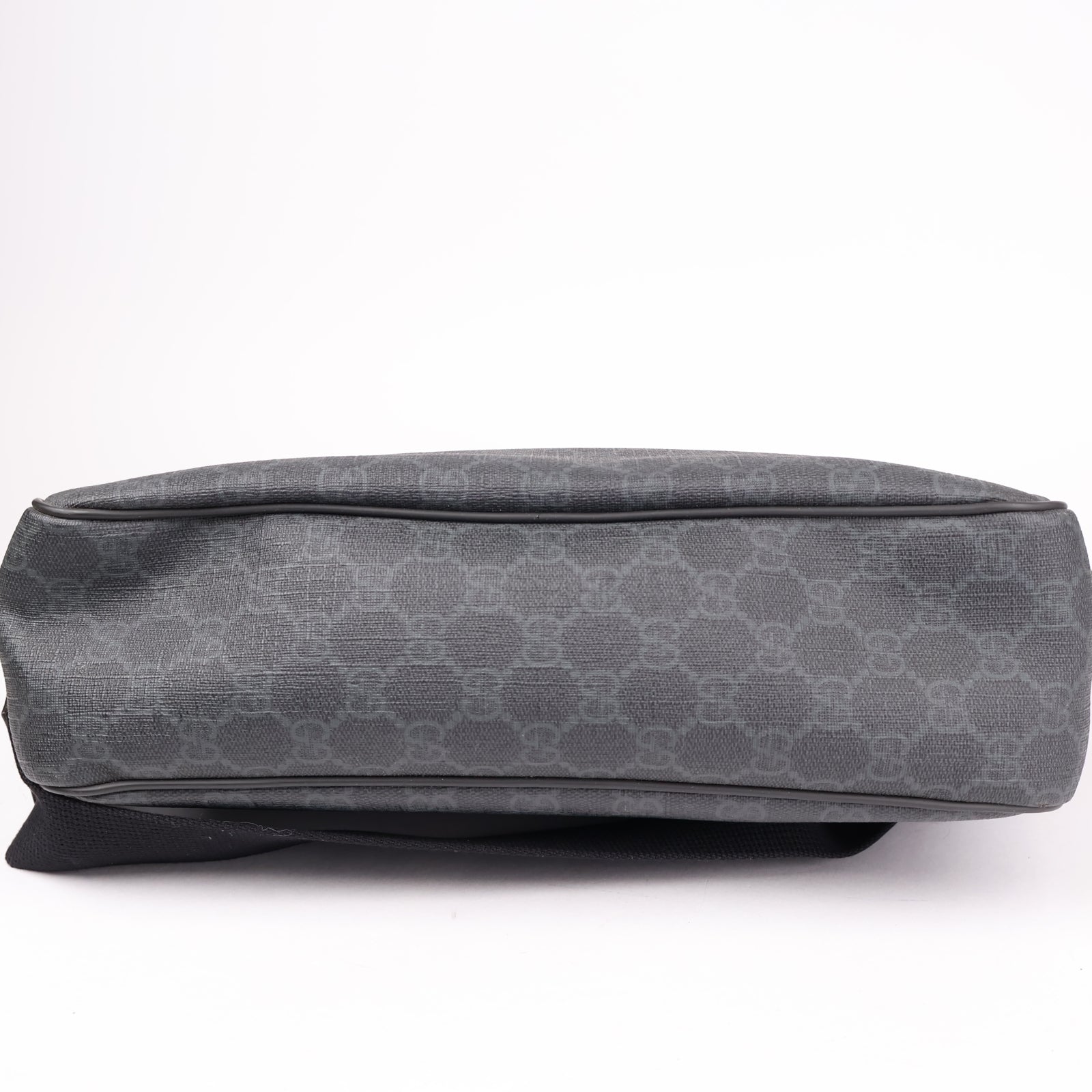 J1084 Gucci Black GG Supreme Coated Canvas Messenger Bag- Pre Owned