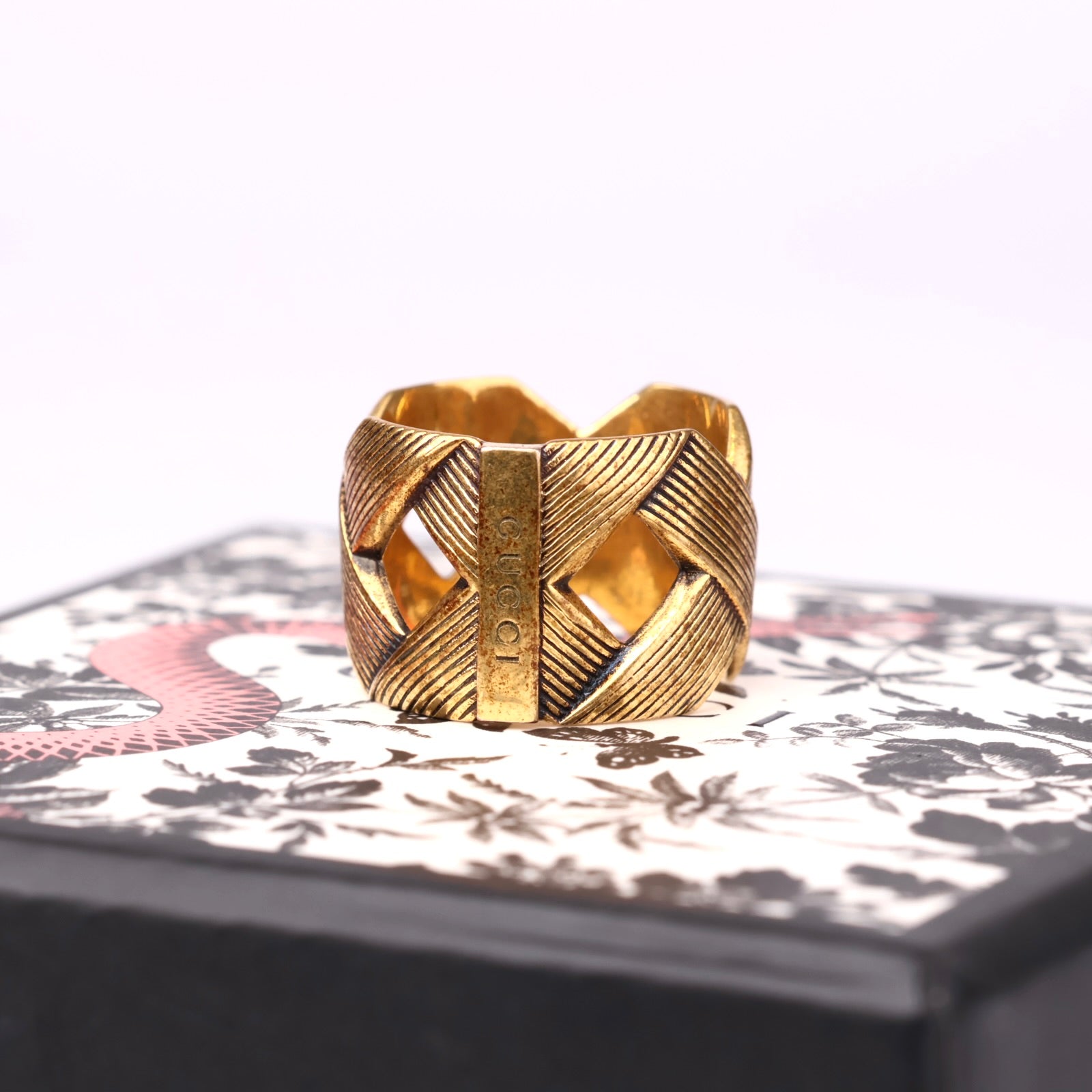 J3553 Gucci Gold-Tone GG Logo Wide Band Ring Size 19- Pre Owned