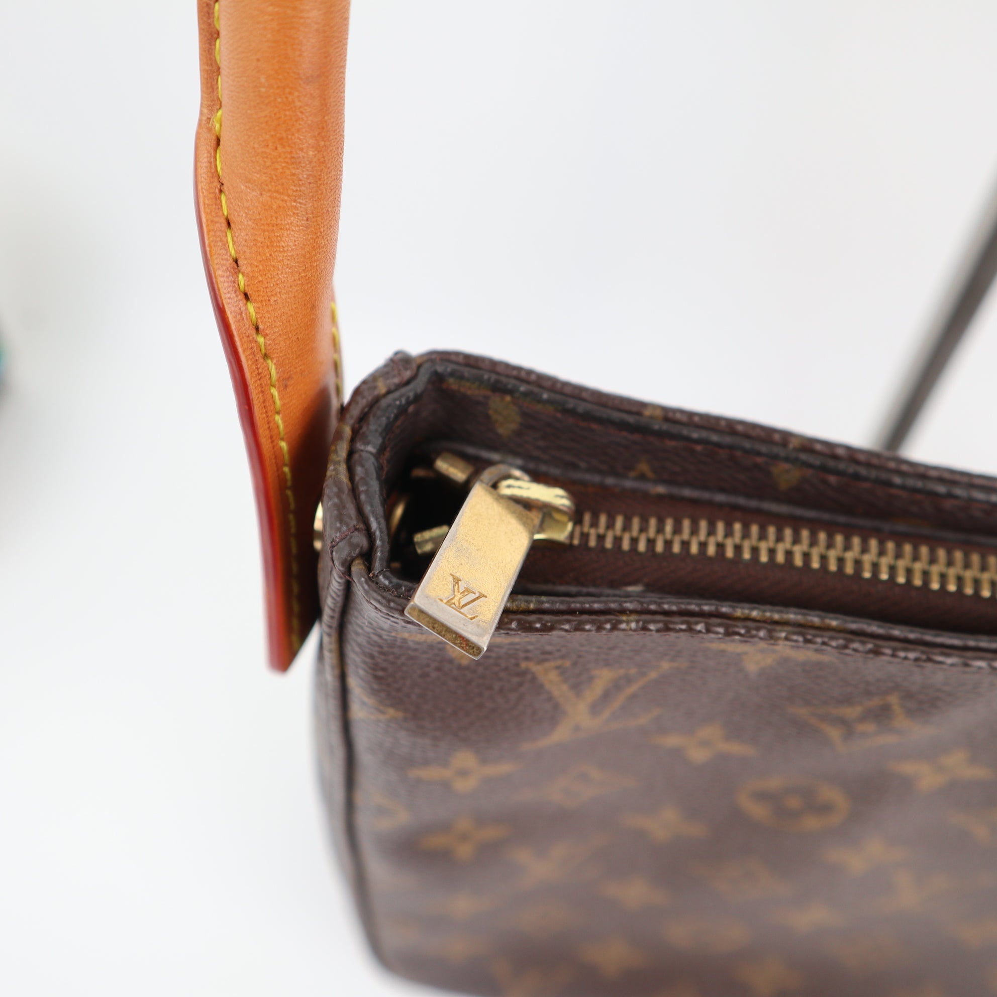 Louis Vuitton Monogram Looping MM Shoulder Bag C1873R | Pre-Owned Very Good Brown Monogram Coated canvas, leather trim