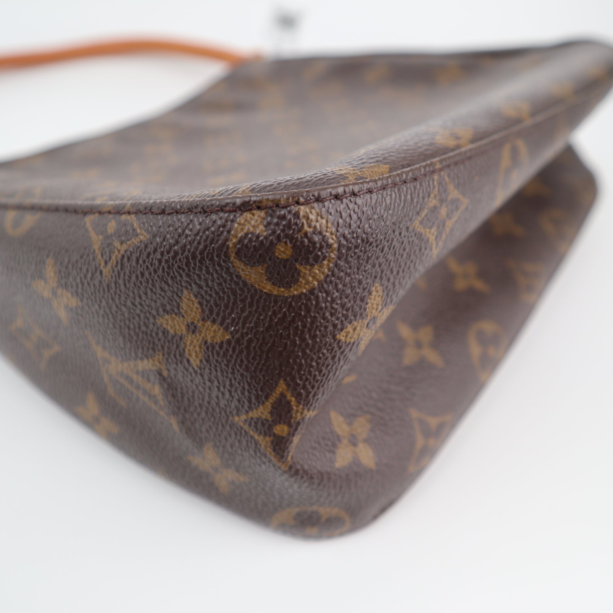 Louis Vuitton Monogram Looping MM Shoulder Bag C1873R | Pre-Owned Very Good Brown Monogram Coated canvas, leather trim