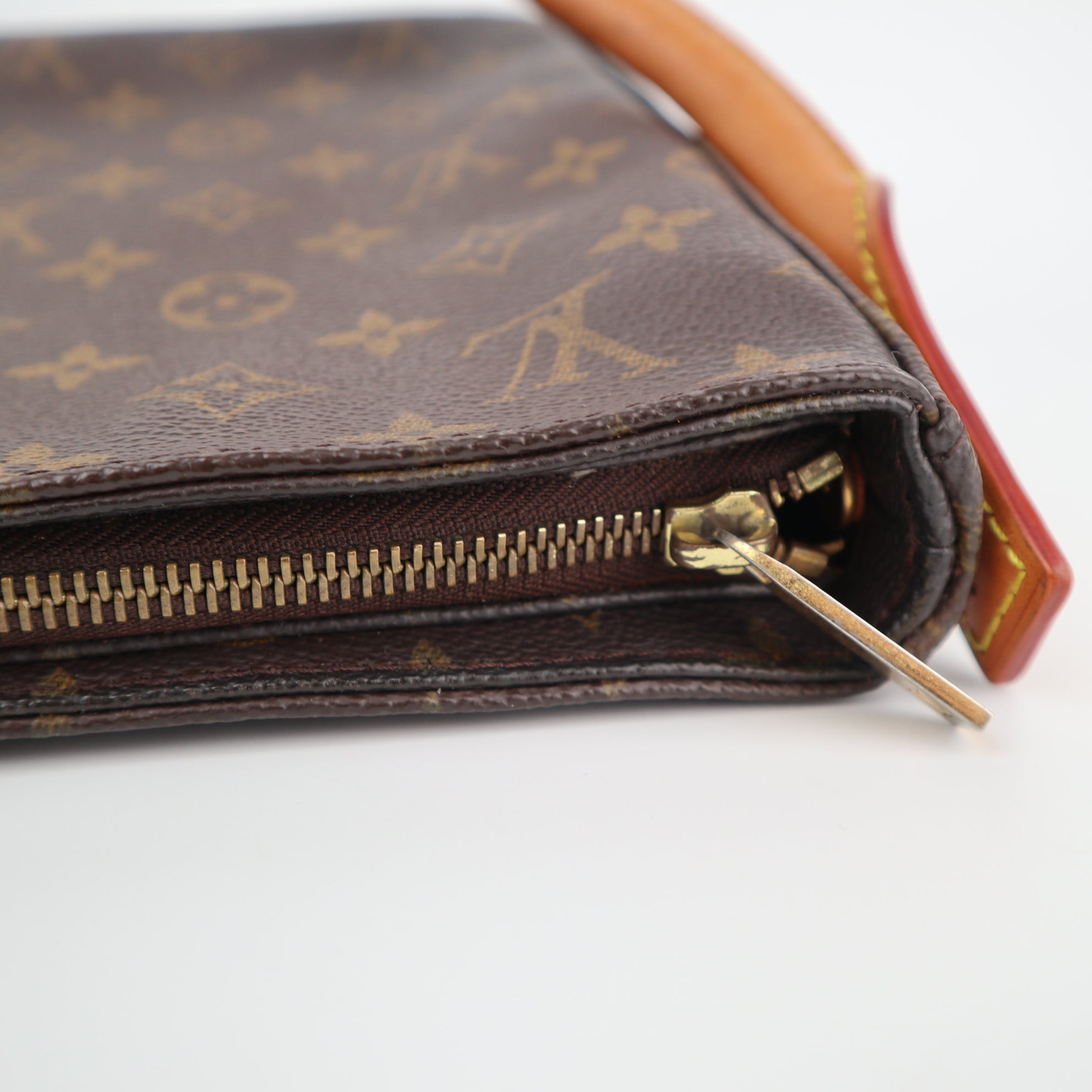 Louis Vuitton Monogram Looping MM Shoulder Bag C1873R | Pre-Owned Very Good Brown Monogram Coated canvas, leather trim