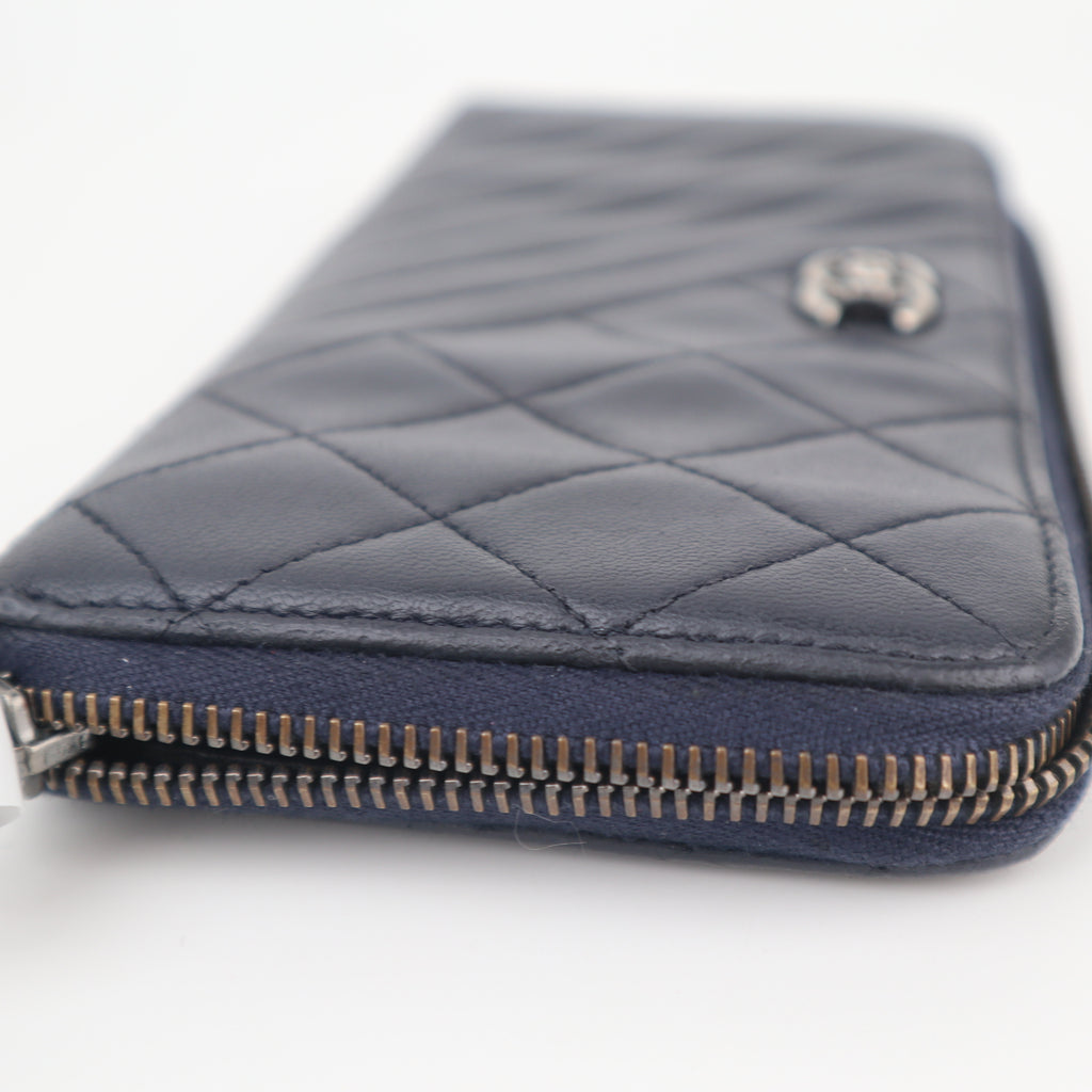 C2840 Chanel Wallet Mademoiselle V-Stitch / Matelasse | Pre-Owned Excellent Matelassé, V-Stitch