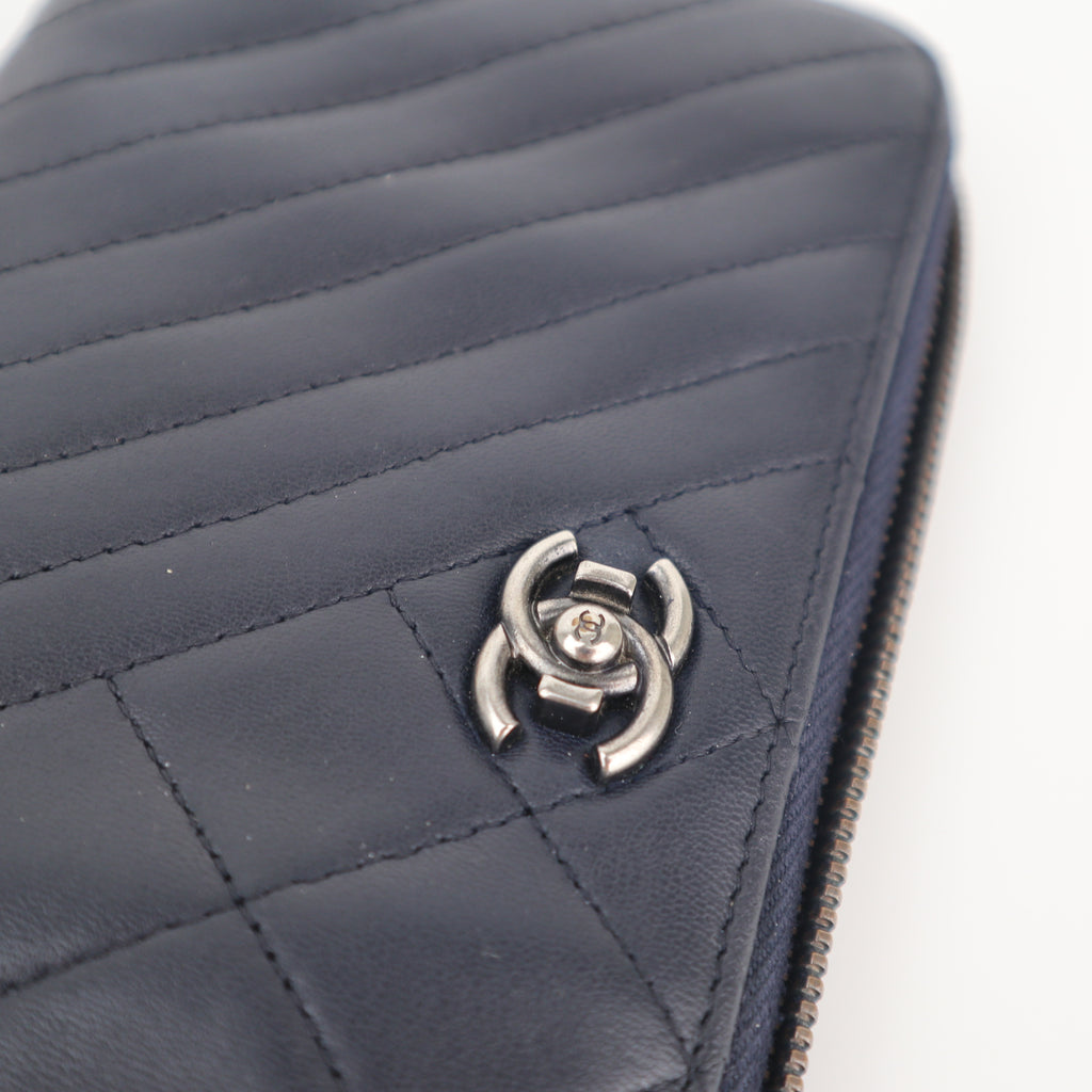 C2840 Chanel Wallet Mademoiselle V-Stitch / Matelasse | Pre-Owned Excellent Matelassé, V-Stitch