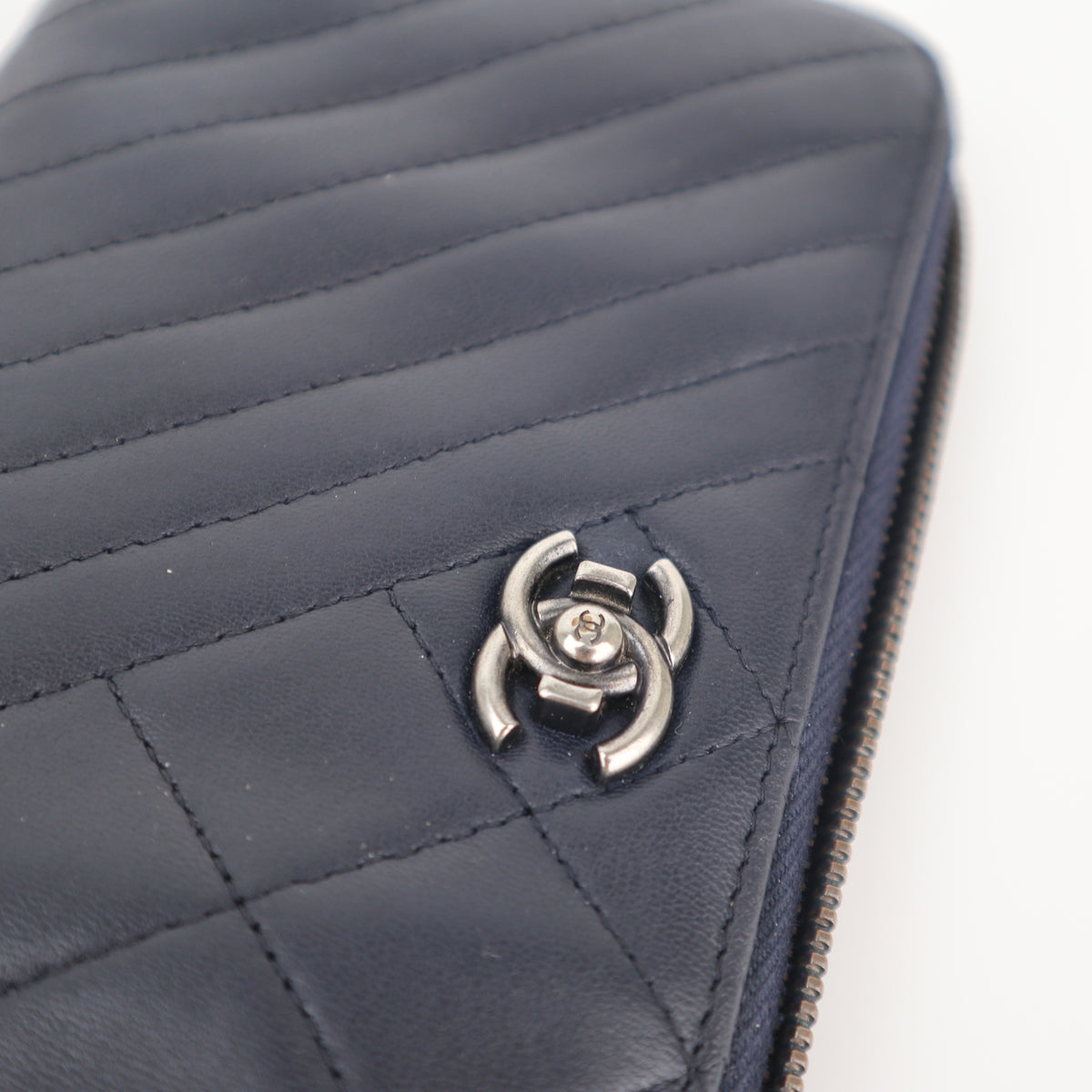 C2840 Chanel Wallet Mademoiselle V-Stitch / Matelasse | Pre-Owned Excellent Matelassé, V-Stitch