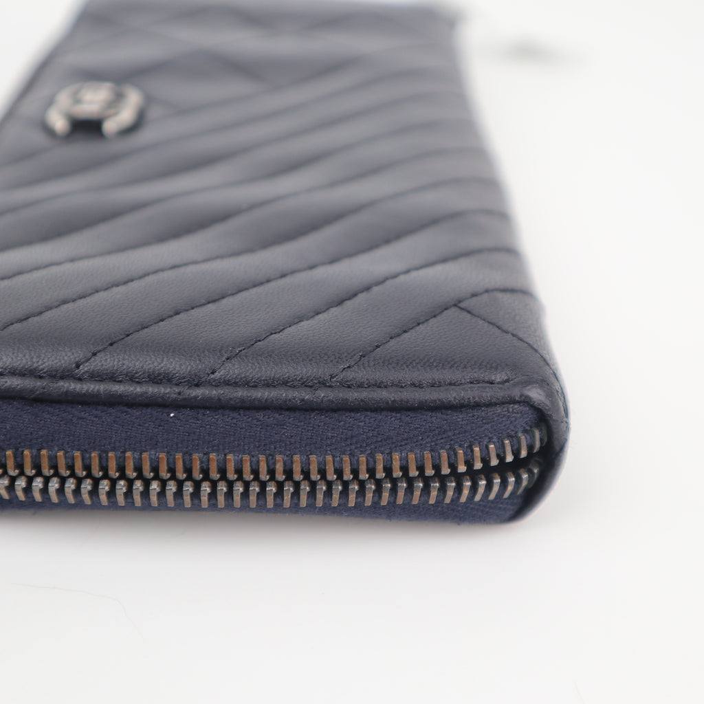 C2840 Chanel Wallet Mademoiselle V-Stitch / Matelasse | Pre-Owned Excellent Matelassé, V-Stitch